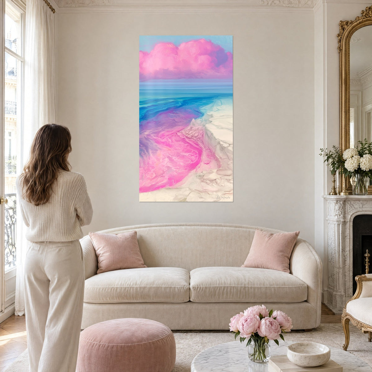 Tableau rivage rose et bleu sous un nuage cotonneux, une femme de dos au-dessus d'un canapé dans un salon lumineux