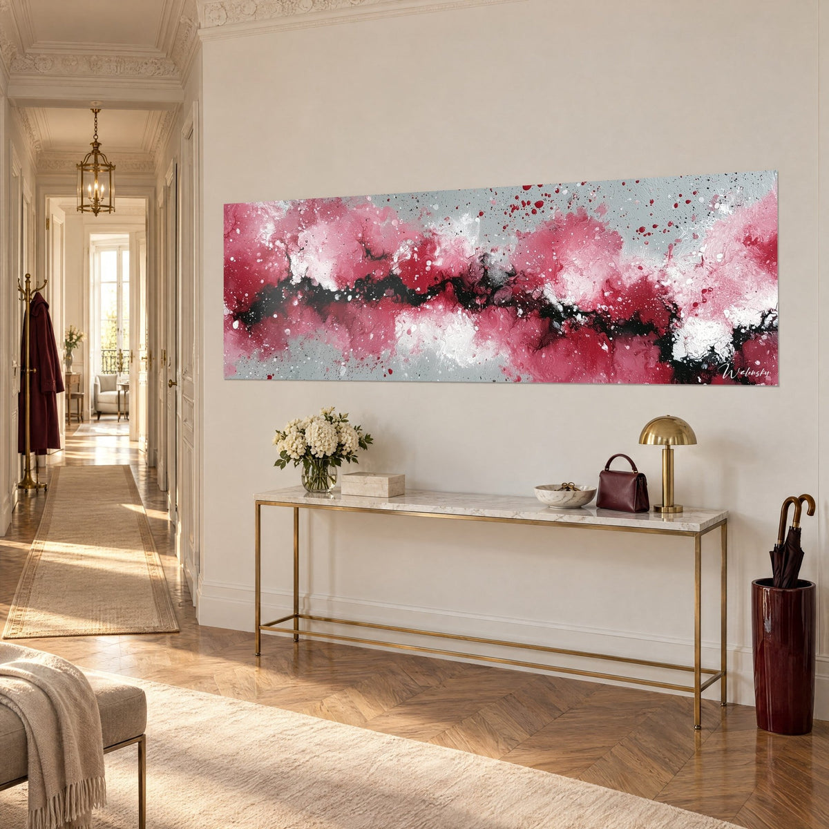Schilderij abstract panorama, karmijnrode en witte wolken doorkruist door een zwarte breuklijn, zilvergrijze achtergrond, gouden entreeconsole in Haussmann-stijl