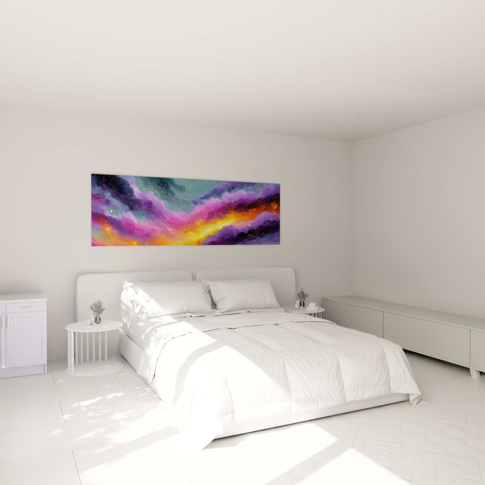Nuées violettes et orangées de cette œuvre cosmique au-dessus d'un lit dans une chambre claire