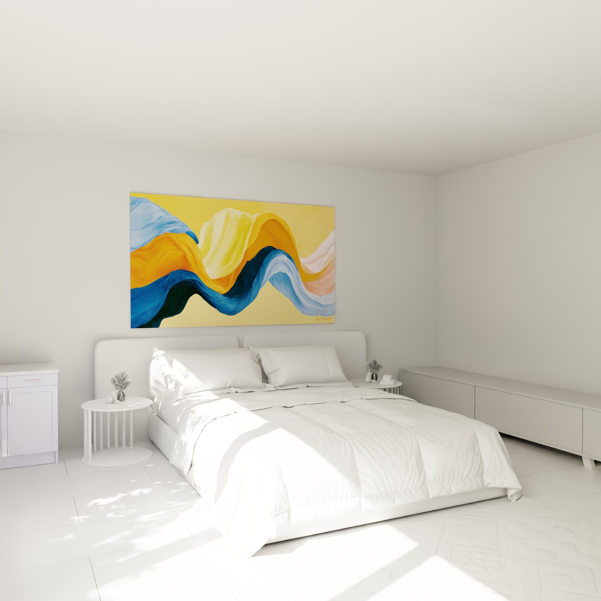 Étoffe ondulante bleu marine et jaune safran accrochée au-dessus d'un lit dans une chambre claire