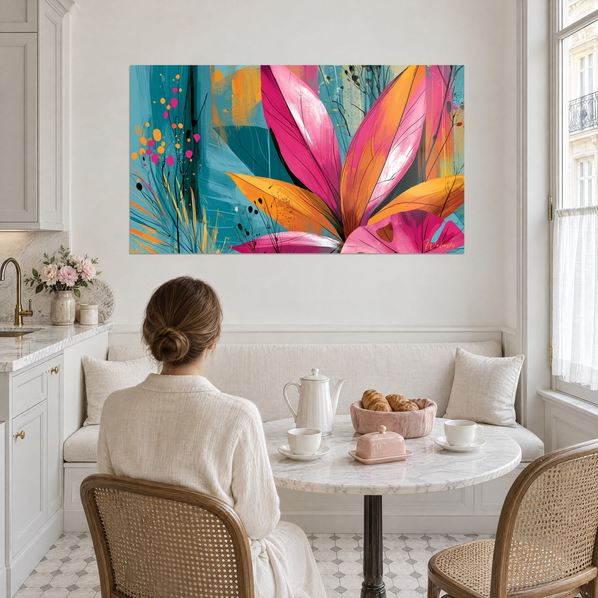Cuadro planta tropical en planos fucsia y ámbar, tallos negros finos y salpicaduras doradas, persona de espaldas, mesa de desayuno