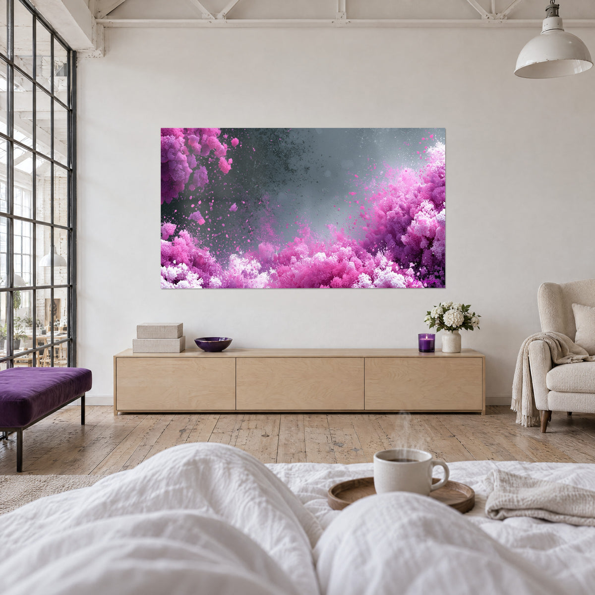 Gemälde mit einer Pulverexplosion in Fuchsia auf anthrazit- und perlgrauem Grund, rosa Spritzer, über einem Bett in einem hellen Schlafzimmer