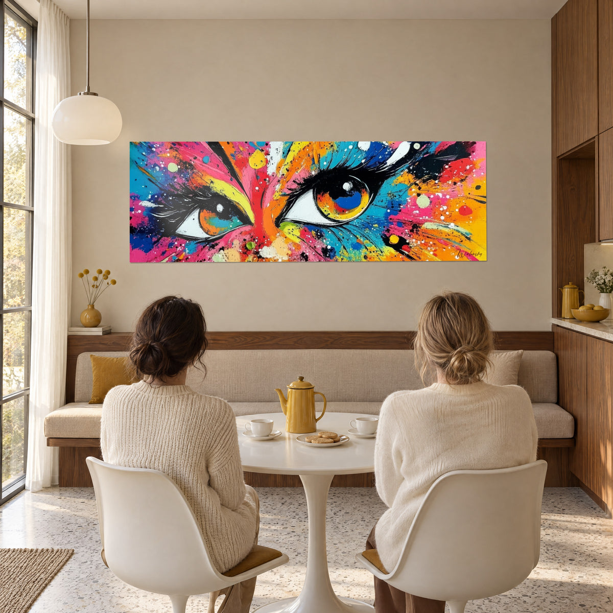 Cuadro con un ojo fijo, iris azul cobalto y naranja, pinceladas amarillo limón y magenta, dos personas de espaldas frente a un salón con mesa redonda