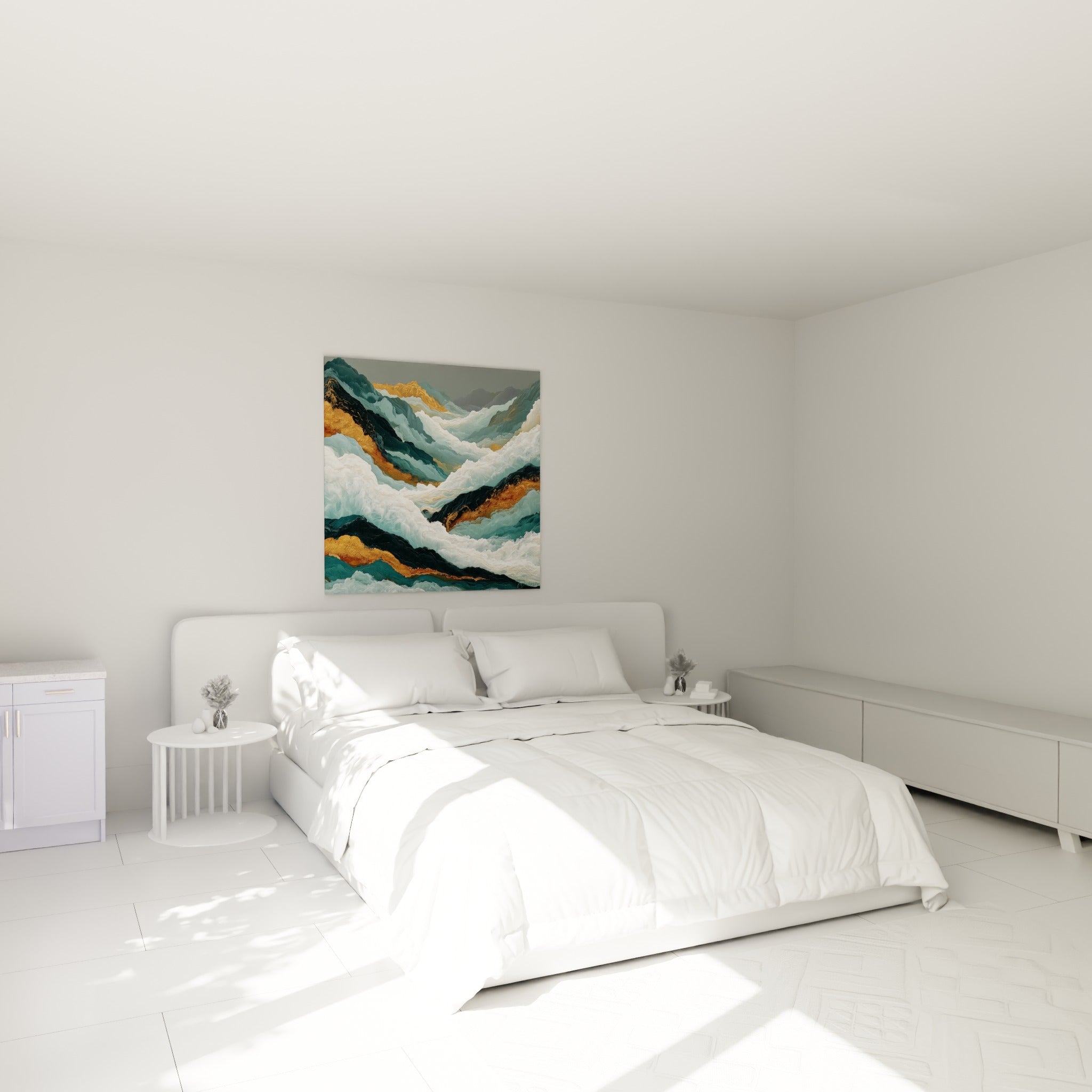 Reliefs marins bleu pétrole et or ondulant au-dessus d'un lit dans une chambre claire