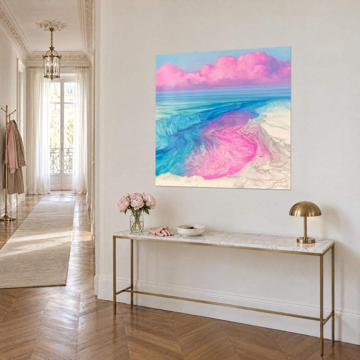 Tableau lagune irisée où l'eau bleu cobalt vire au rose, bordée de glace crème, sur console dorée, vue de trois-quarts