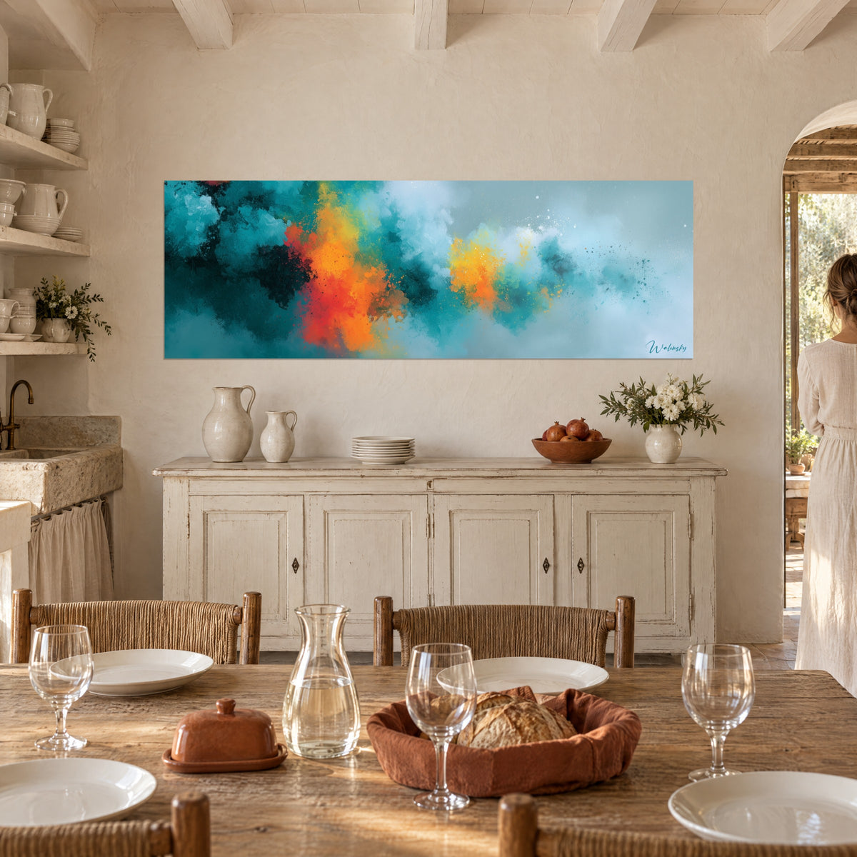 Schilderij panoramische gekleurde rook in felgeel, diep smaragdgroen en hemelsblauw, tegenover een rustieke eettafel