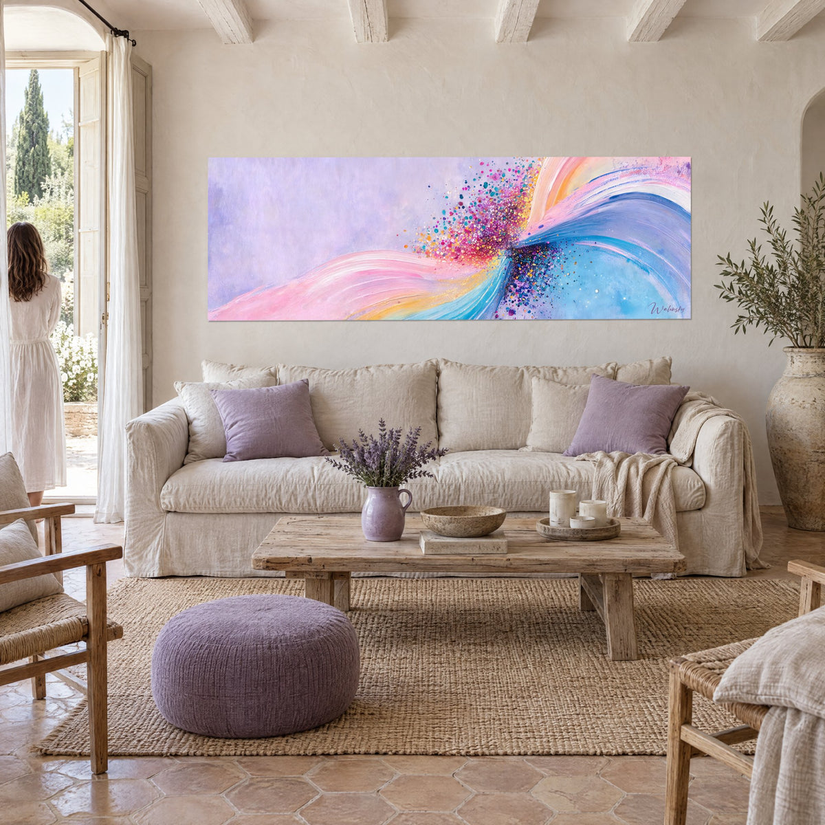 Tableau gerbe de confettis fuchsia et dorés jaillissant d'une vague lilas, au-dessus d'un canapé dans un salon lumineux