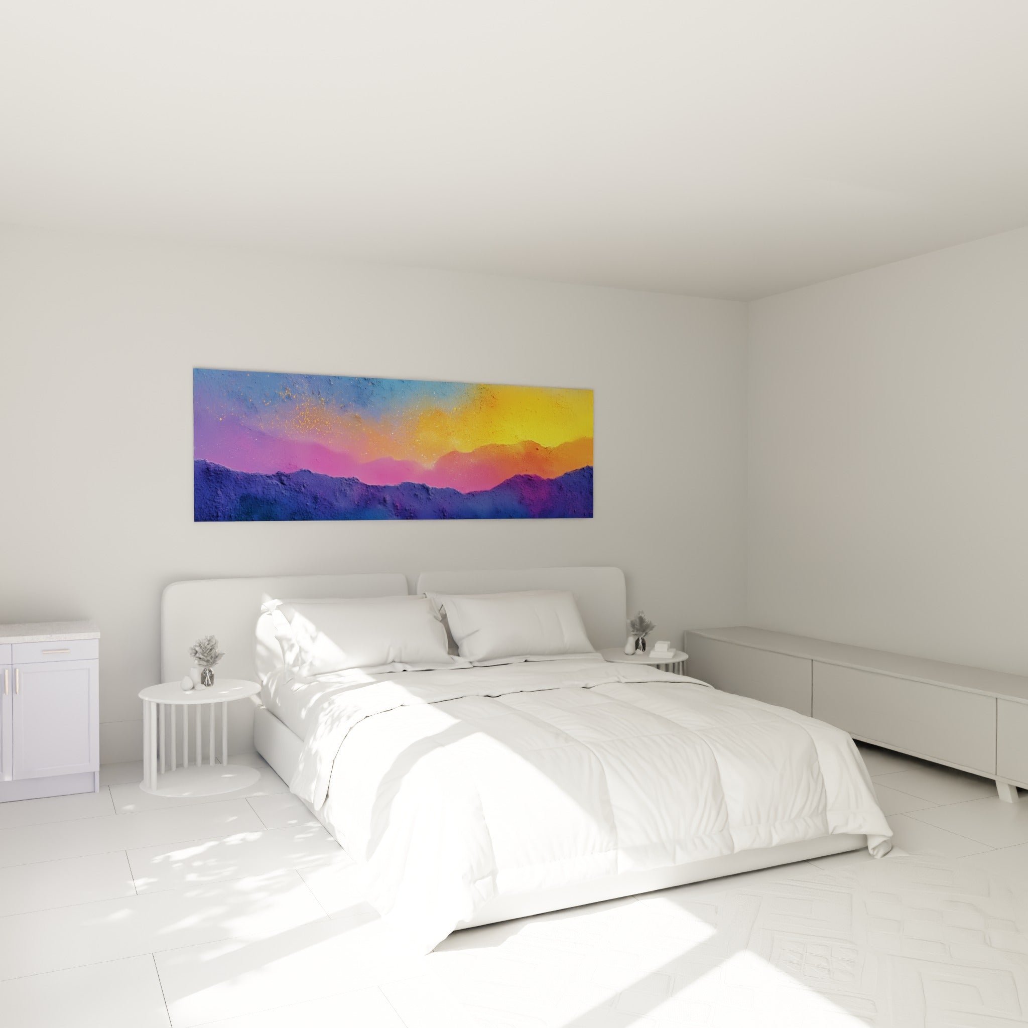 Sommets violets et dorés en relief peint, accrochés au-dessus d'un lit dans une chambre claire
