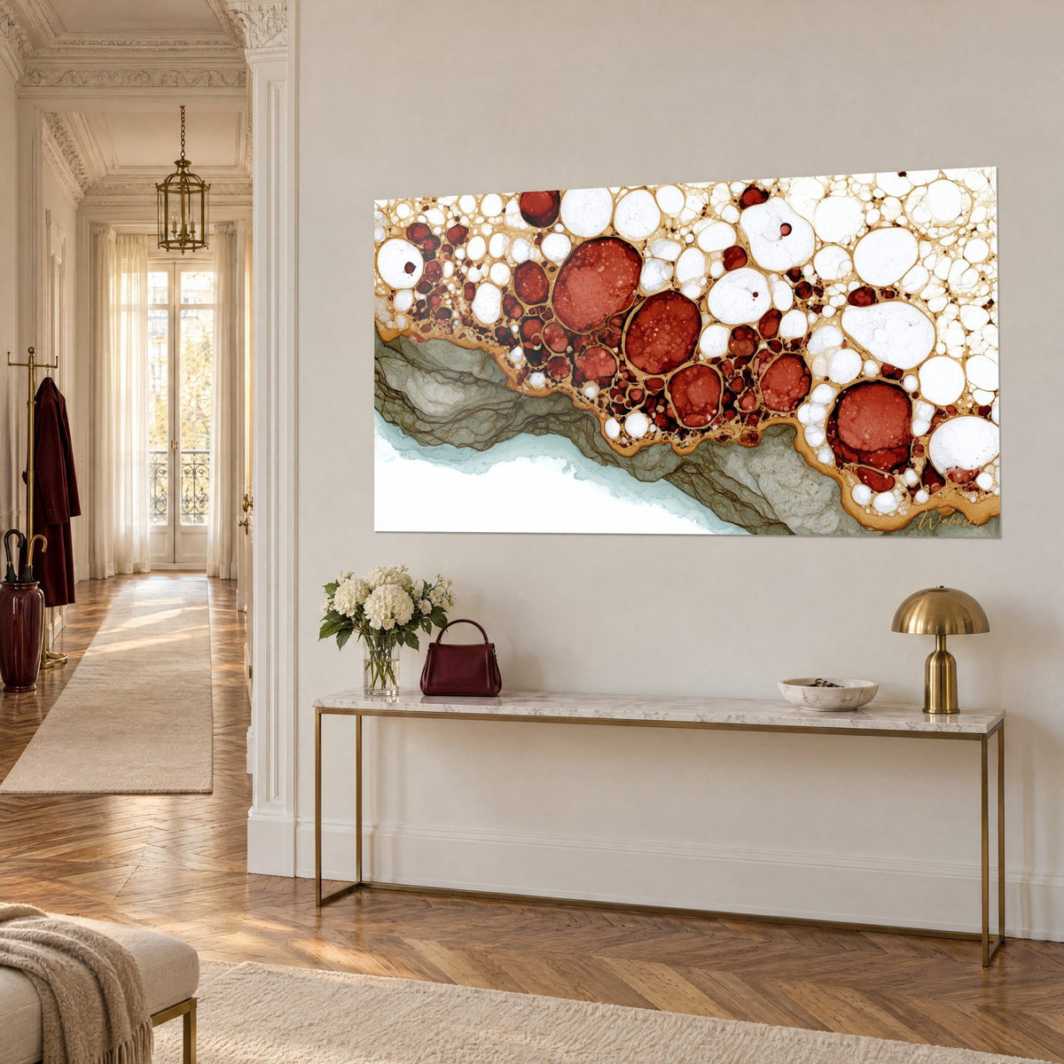 Schilderij met baksteenrode schuimcellen omcirkeld met goud, grijze en turquoise basis, driekwartzicht boven een vergulde console