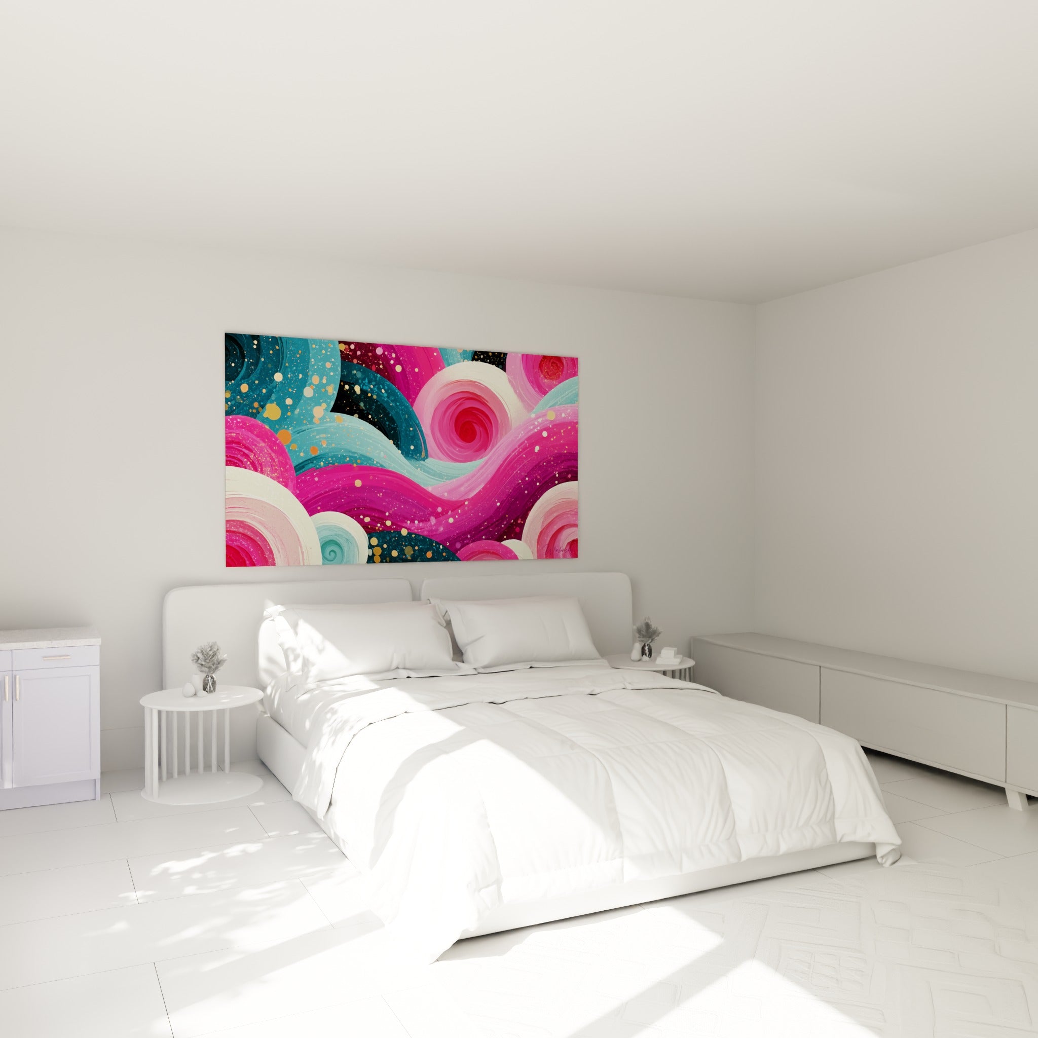 Spirales roses et bleu sarcelle constellées de points dorés, accrochées au-dessus d'un lit dans une chambre claire