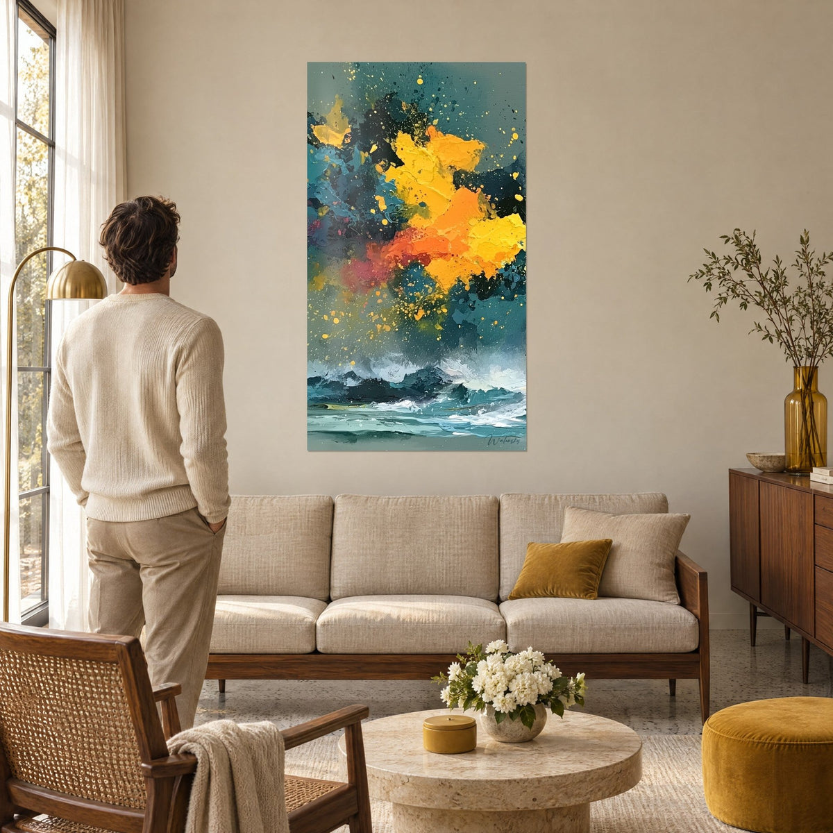 Tableau explosion de jaune moutarde et d'orange sur vagues bleu pétrole, au-dessus d'un canapé dans un salon lumineux