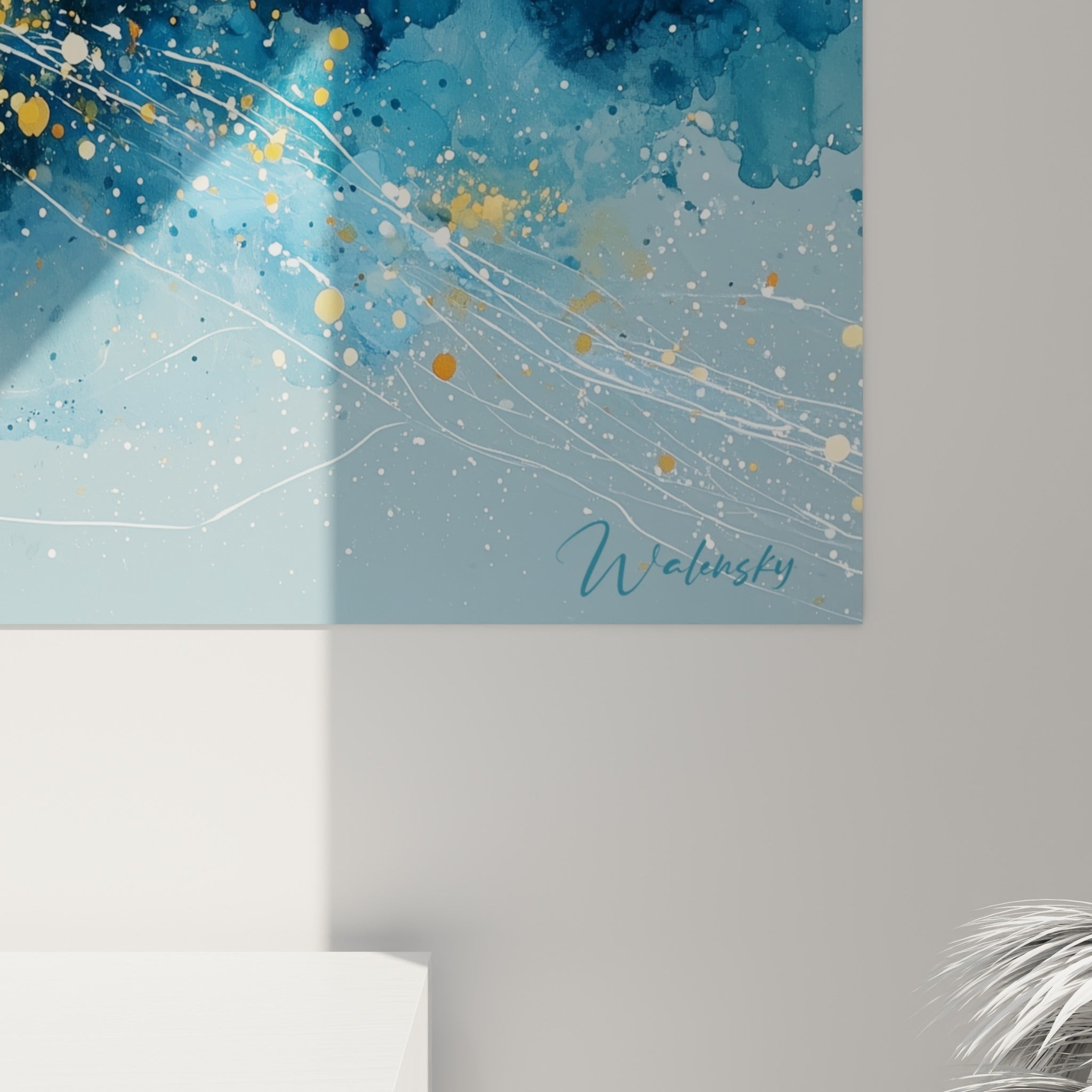 Empâtements dorés et coulures bleu marine se mêlant en fines éclaboussures sur la toile