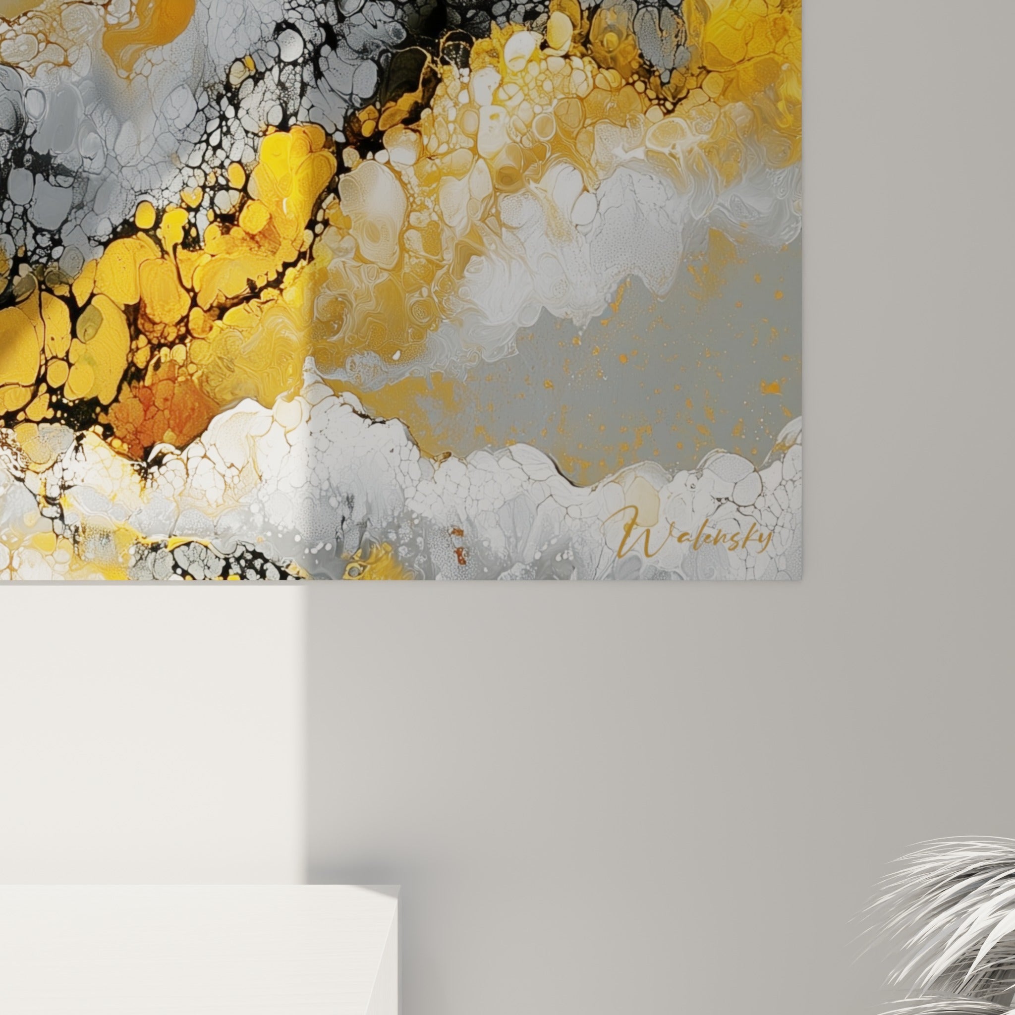Grain de peinture révélant bulles dorées et veines noires entremêlées dans une texture marbrée grise