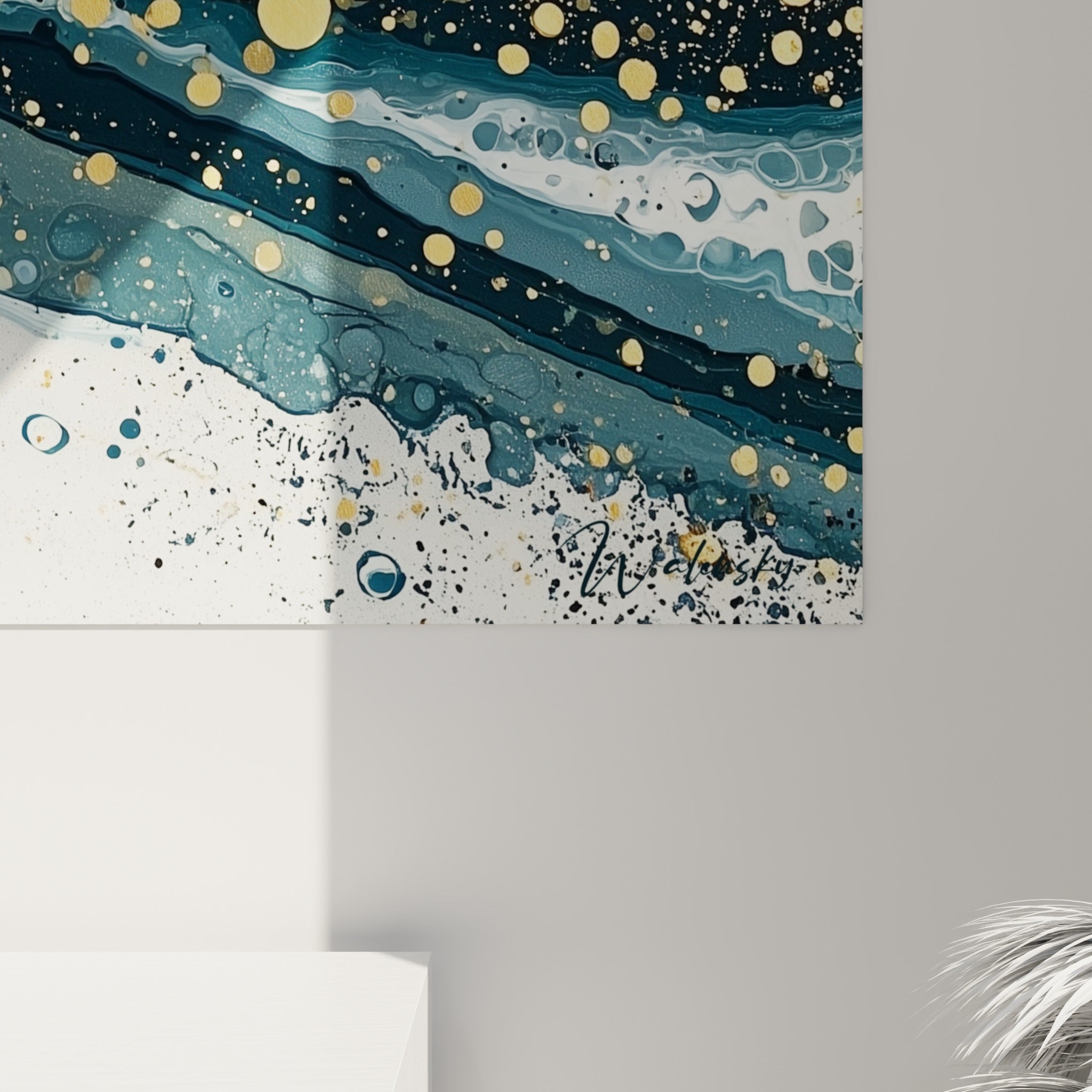 Empâtements dorés et coulures bleu marine se mêlant en gros plan, révélant la texture brillante de la toile