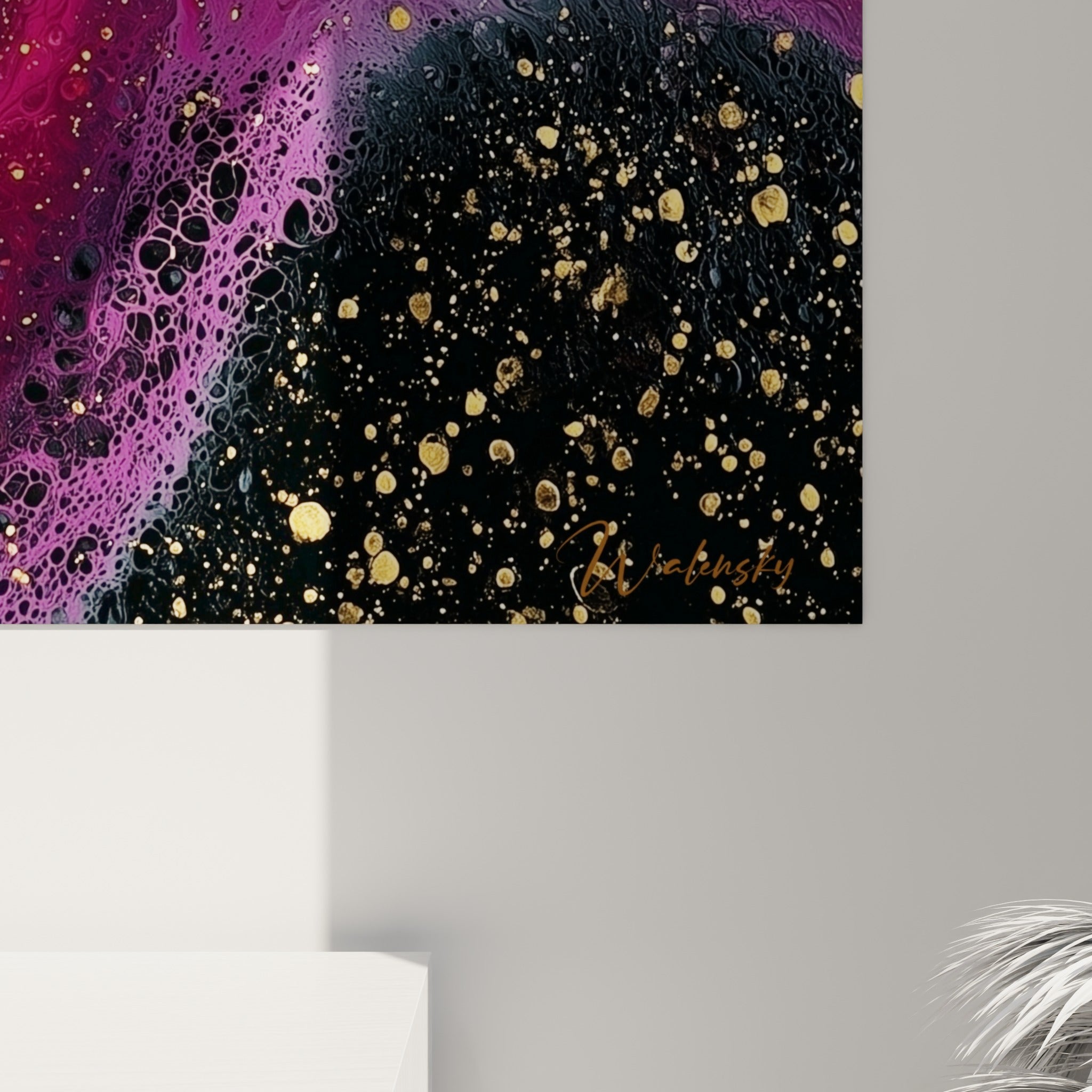 Matière liquide de l'Abstrait Coloré révélant bulles dorées et coulures fuchsia sur fond anthracite