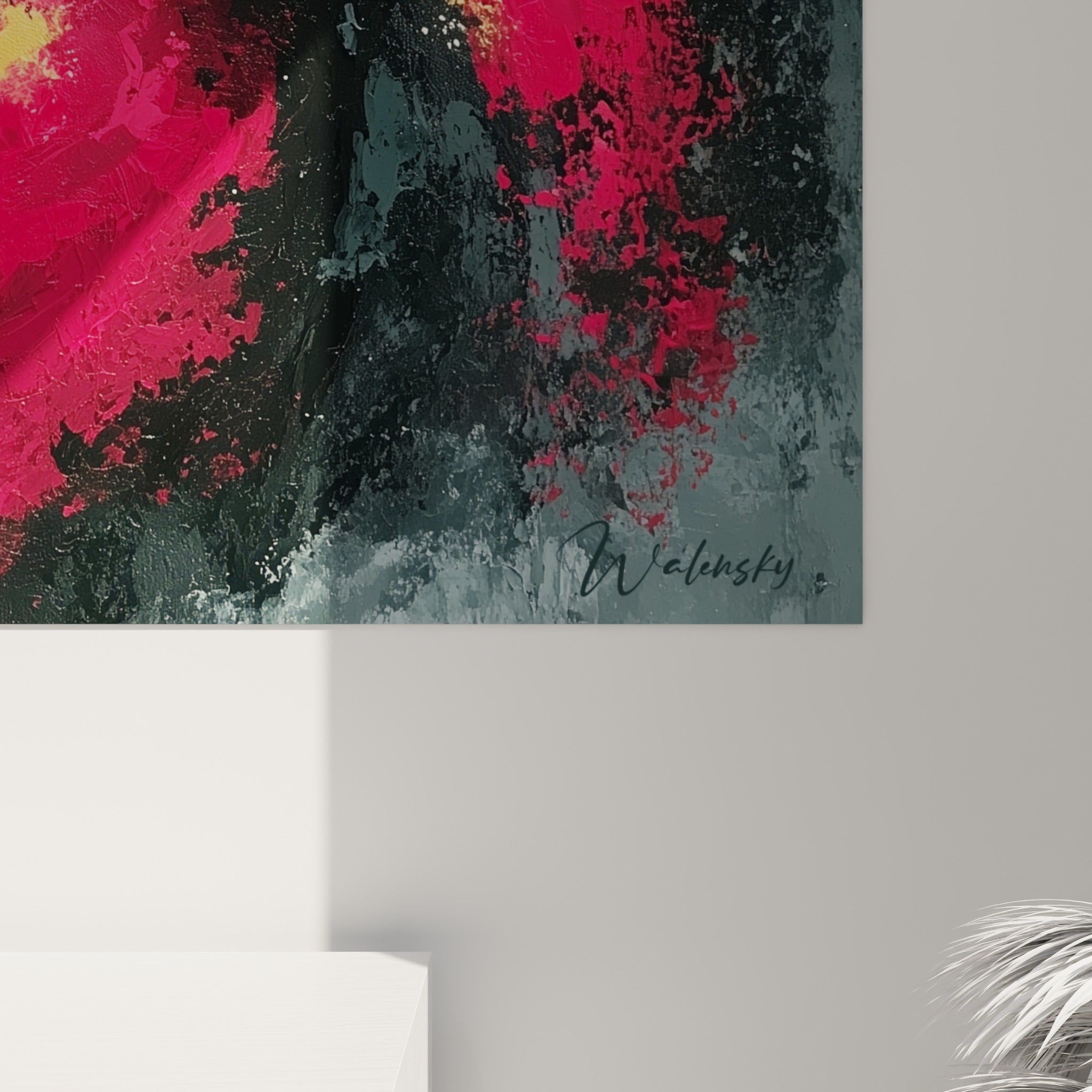 Matière épaisse et coulures rouges, noires et dorées visibles en gros plan sur la toile peinte
