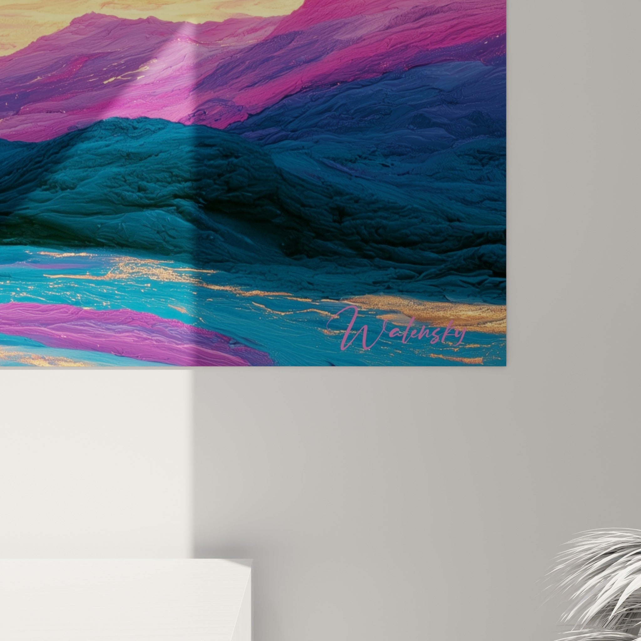 Empâtements dorés et coulures magenta se mêlant au bleu profond, matière picturale visible de près