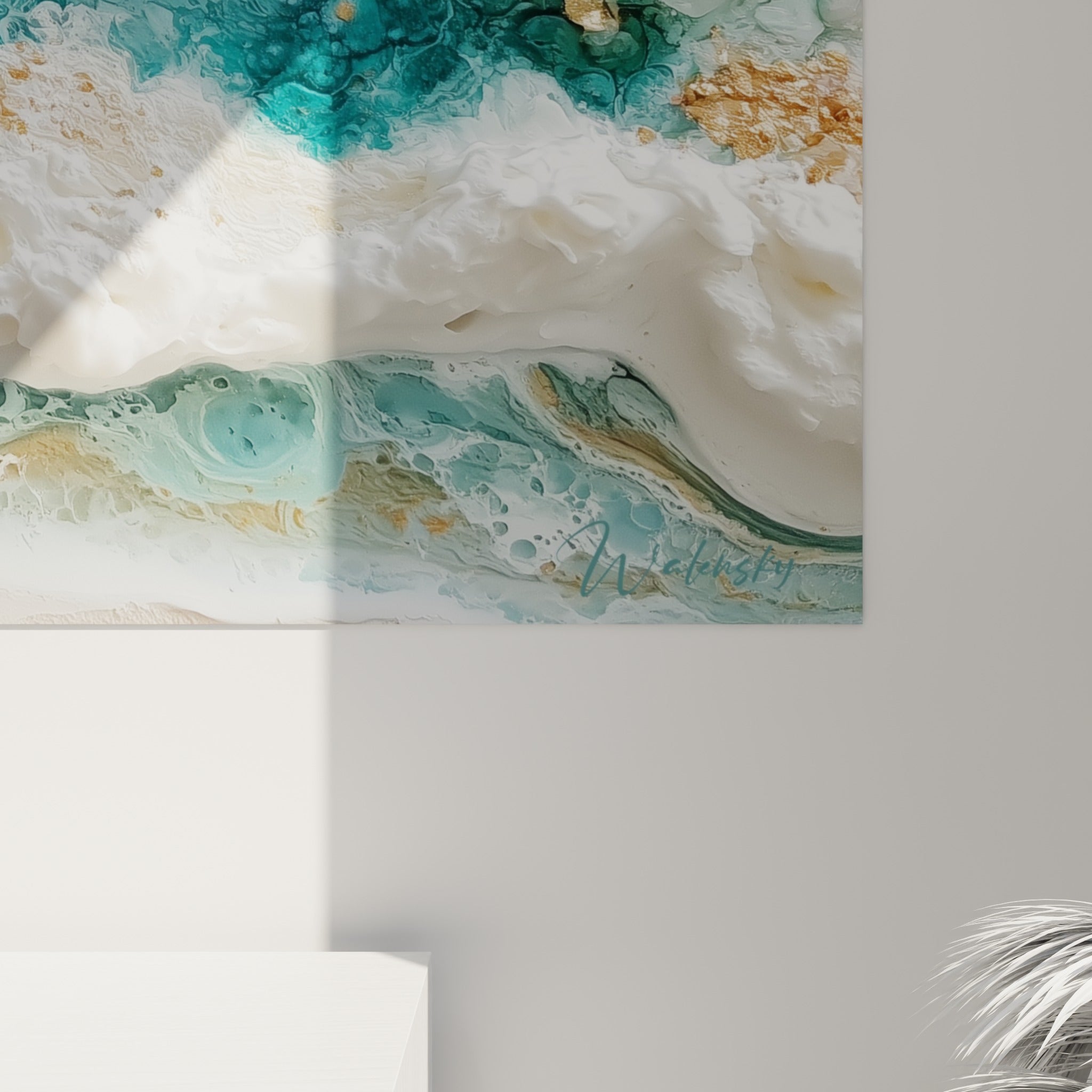 Empâtements dorés et coulures turquoise se mêlant à la texture crémeuse de l'écume peinte
