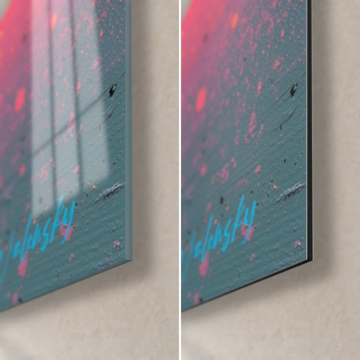 Cuadro reflejo de brasas en rosa y gris azulado, esquina inferior derecha, firma turquesa, cristal brillante a la izquierda, Dibond mate a la derecha