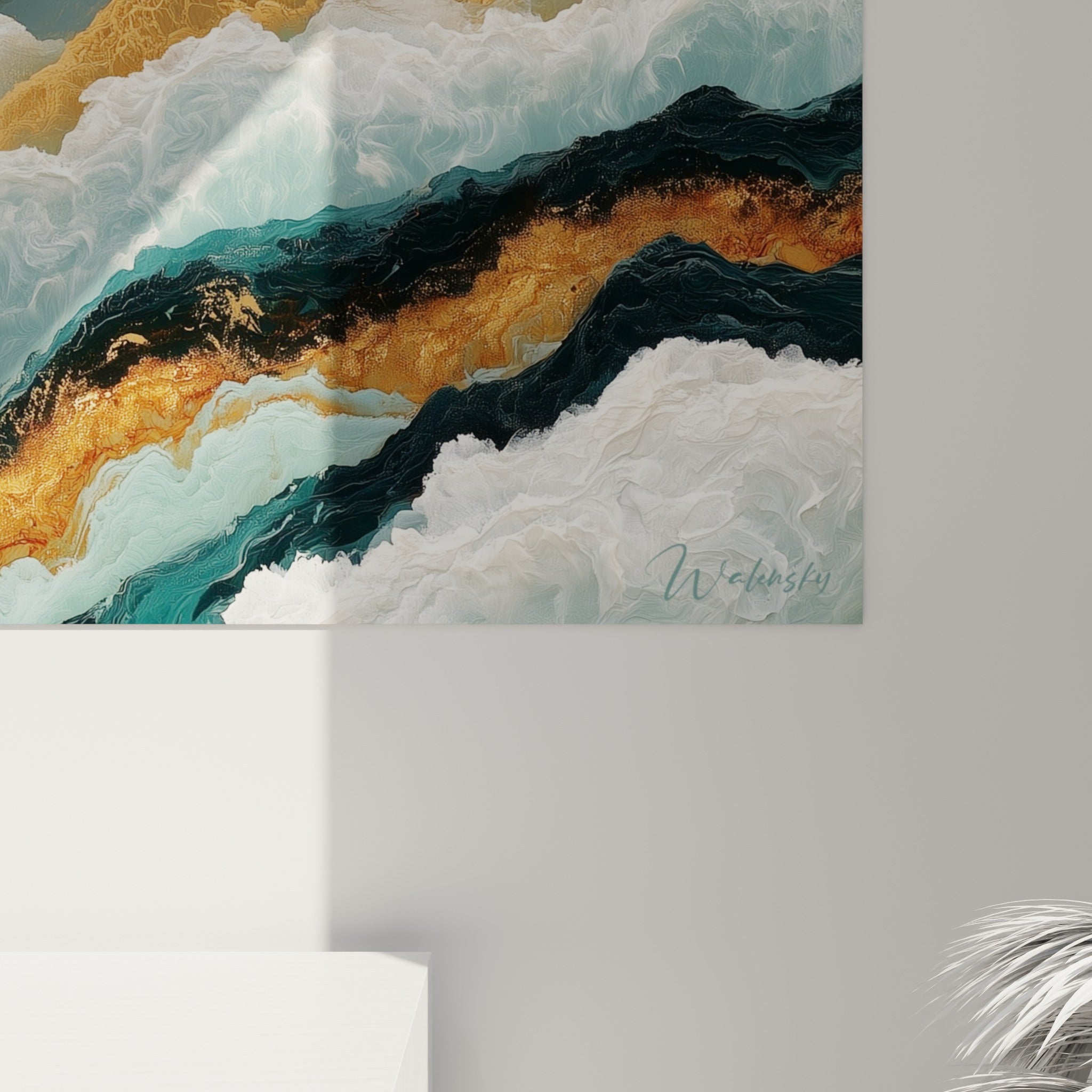 Empâtements d'écume blanche et coulures dorées entrelacées de turquoise, matière picturale visible de près