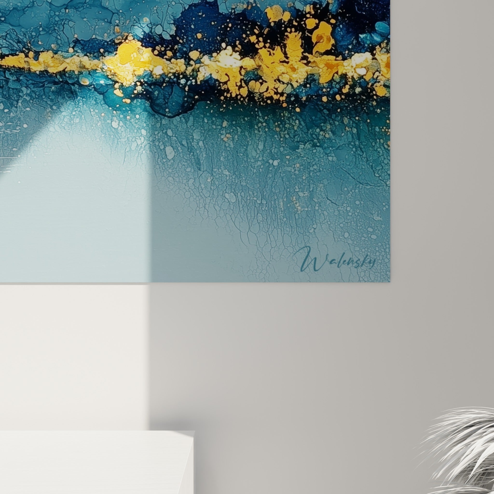 Détail des empâtements dorés et des dégradés bleu marine se fondant en textures granuleuses sur la toile