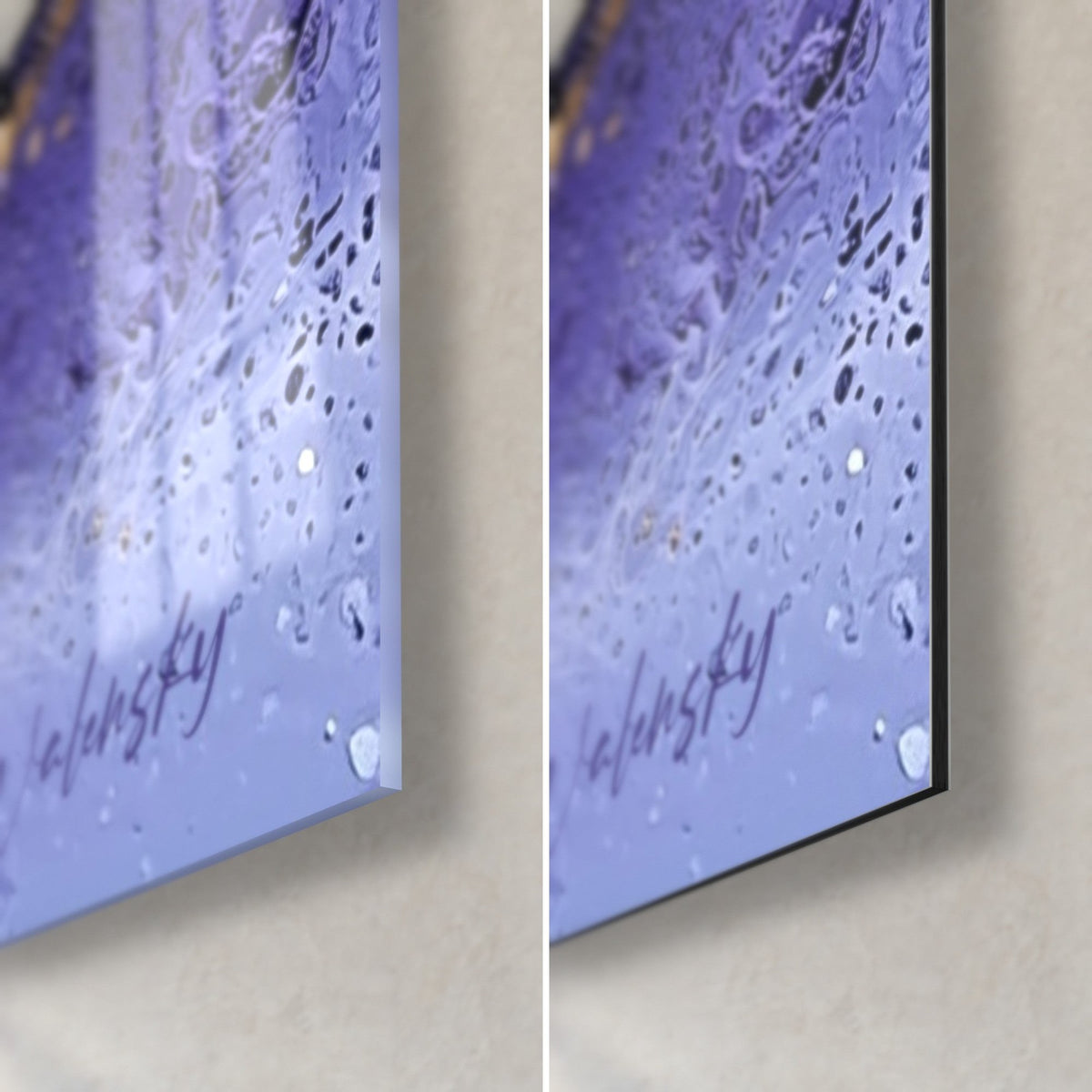 Tableau galaxie violette et dorée, coin bas droit : verre acrylique brillant à reflets à gauche, alu Dibond mat à droite, tranche de 3 mm