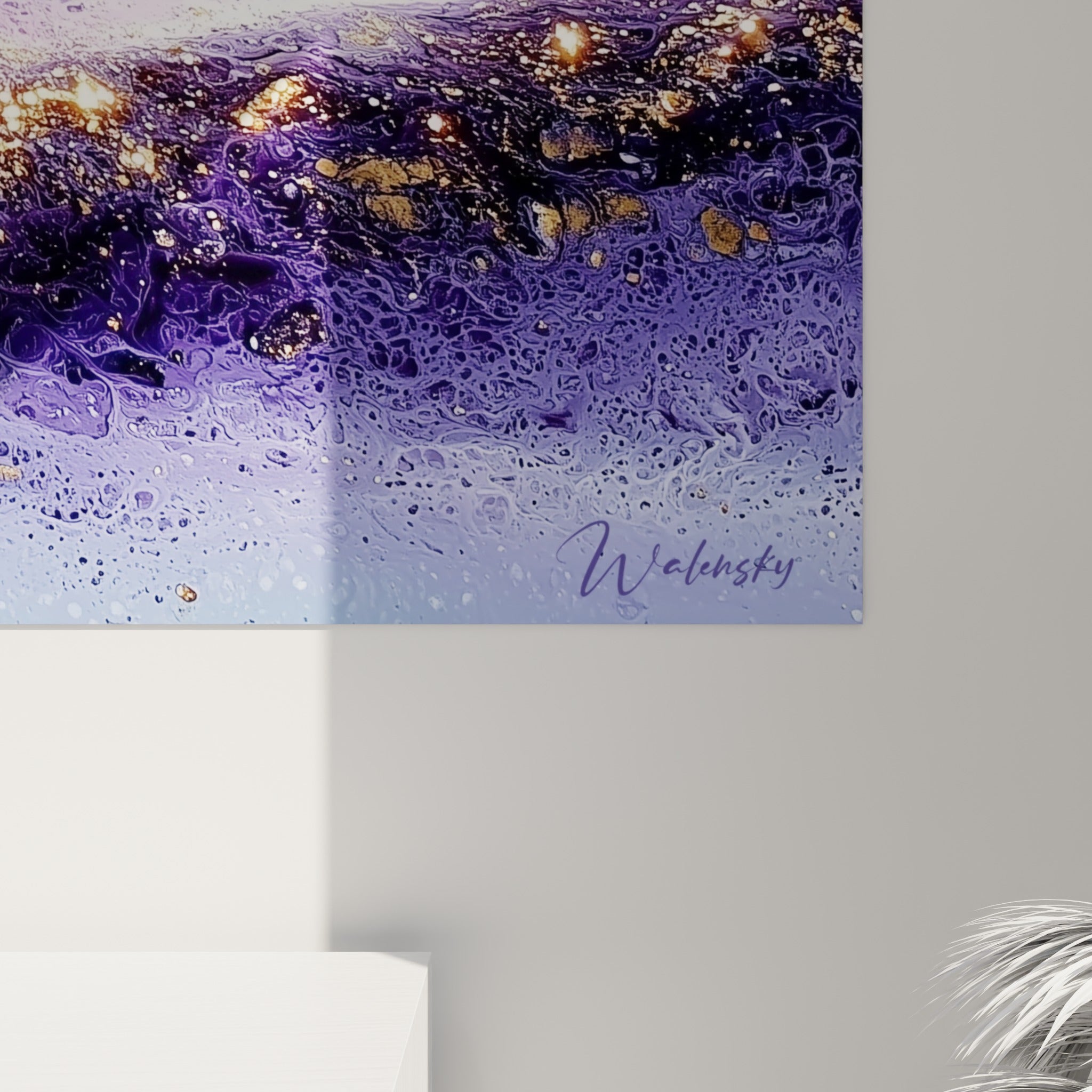 Matière fluide et dorée se mêlant au violet intense, coulures et grain visibles de près
