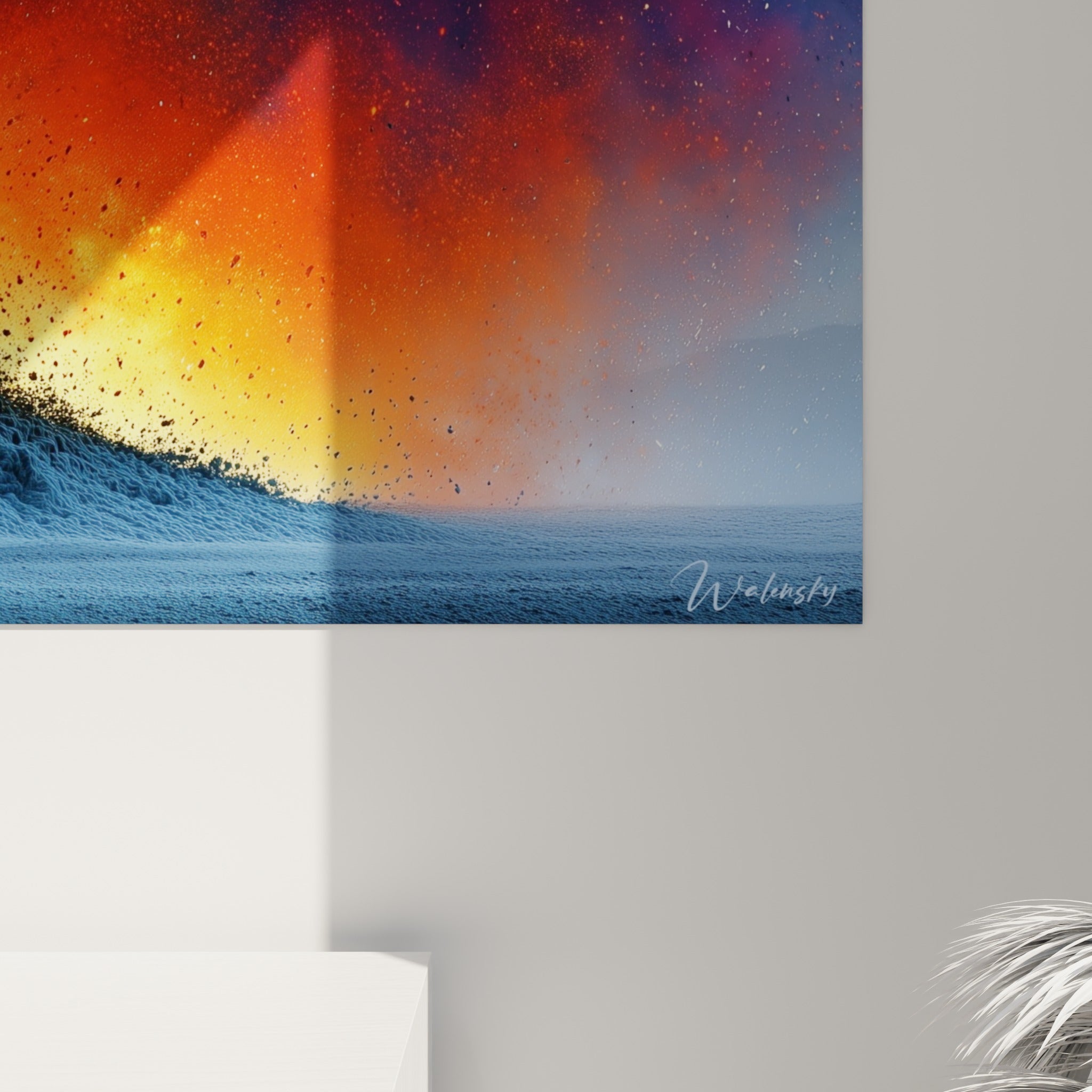Grain pulvérulent orangé et bleu marine se mêlant en particules fines sur la surface de l'œuvre accrochée
