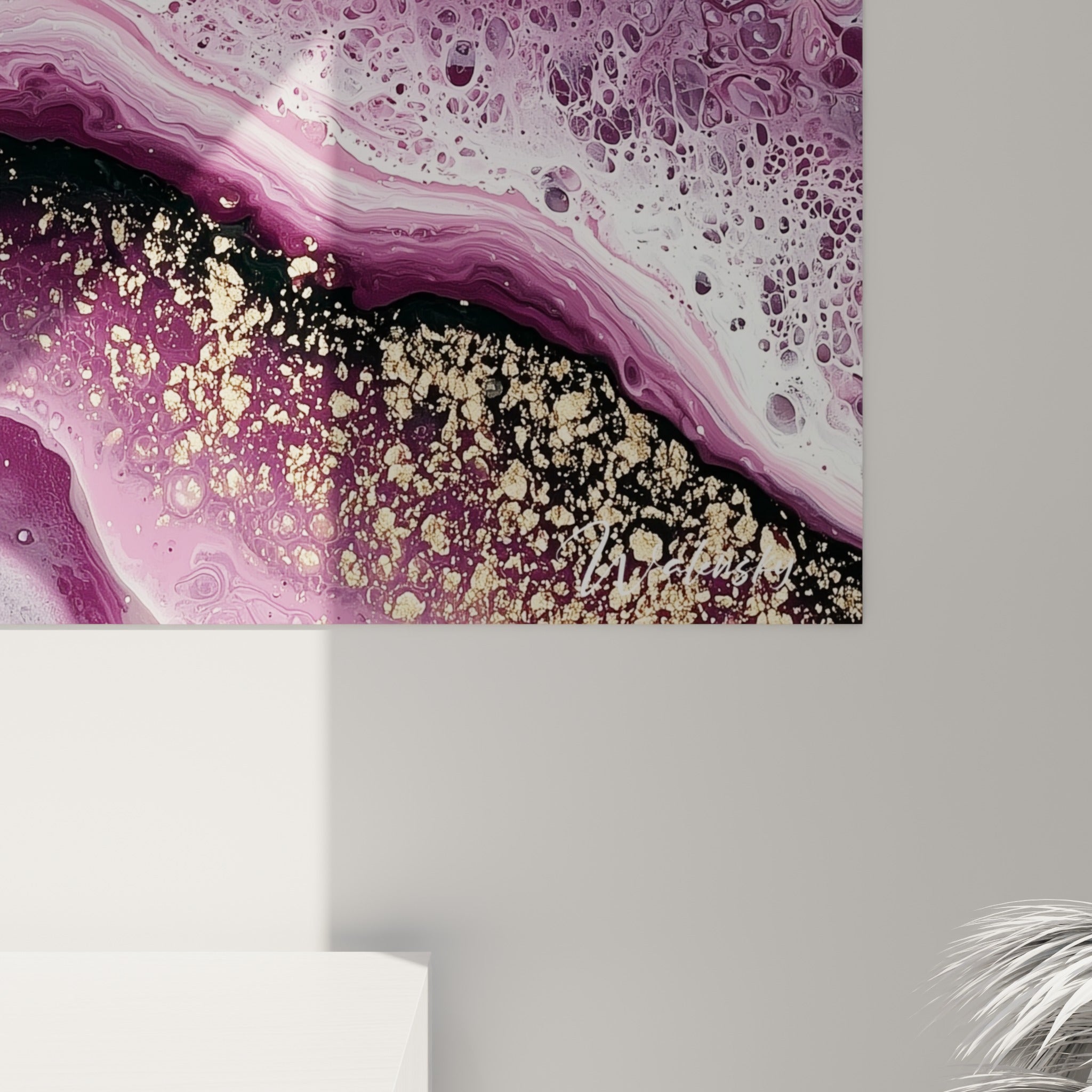 Empâtements dorés et grain marbré violet se mêlant au gris anthracite sur ce tableau Abstrait Coloré