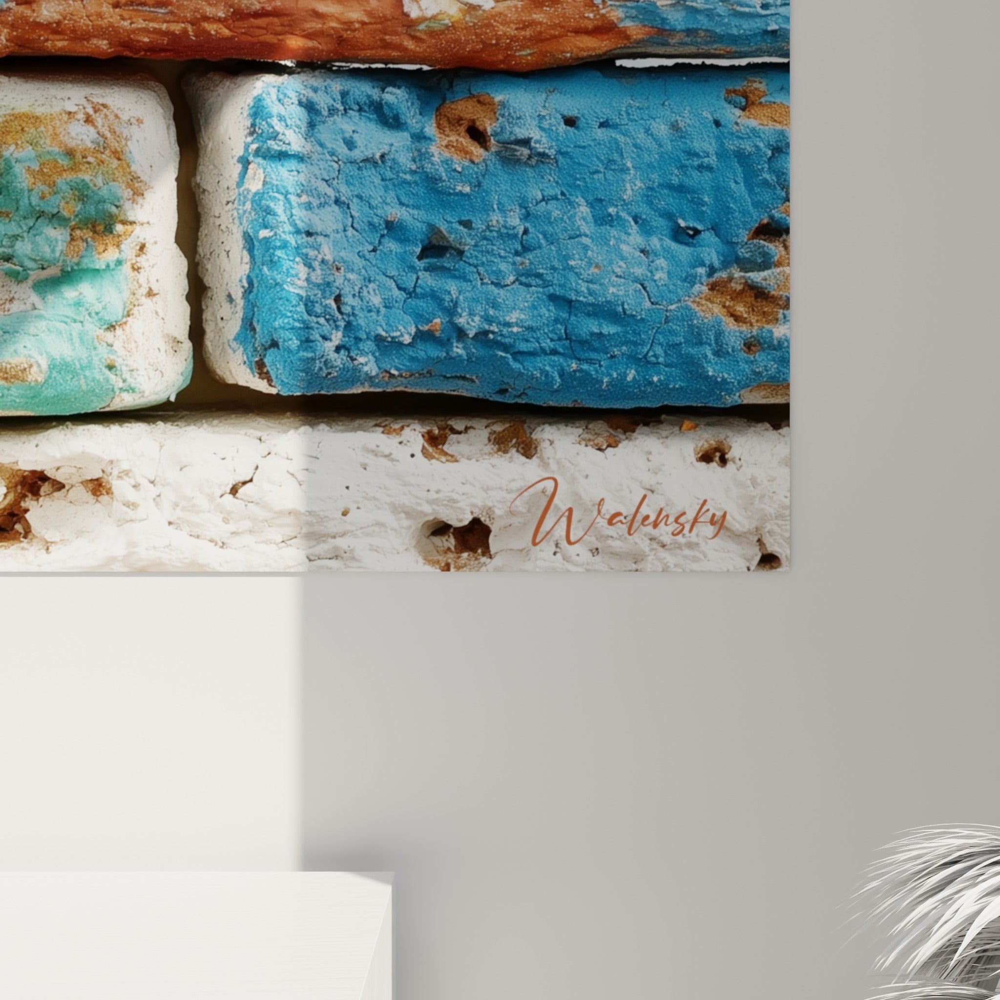 Grain de peinture écaillée bleu turquoise et ocre, coulures et empâtements visibles sur la brique