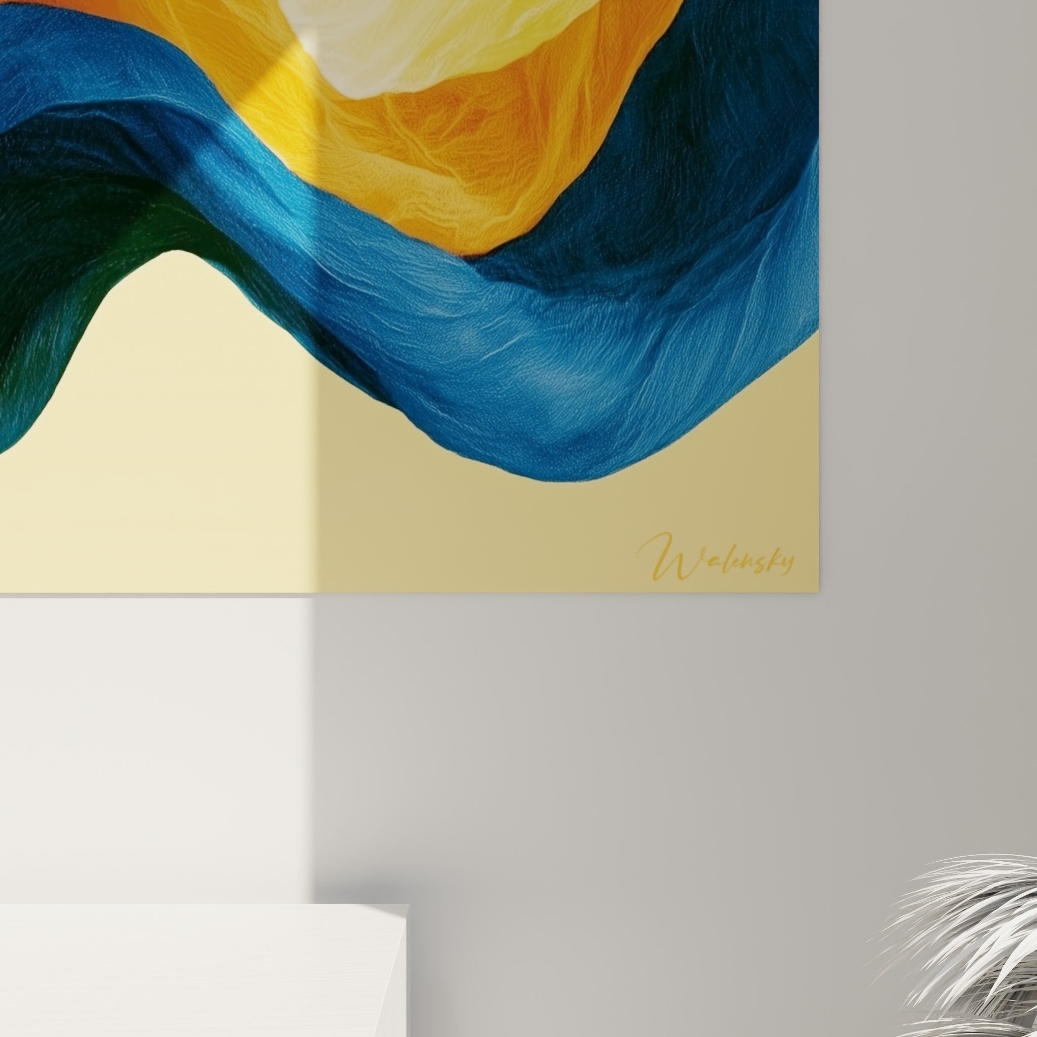 Détail des plis froissés bleu marine et jaune doré, texture tissée visible sur l'impression de l'œuvre