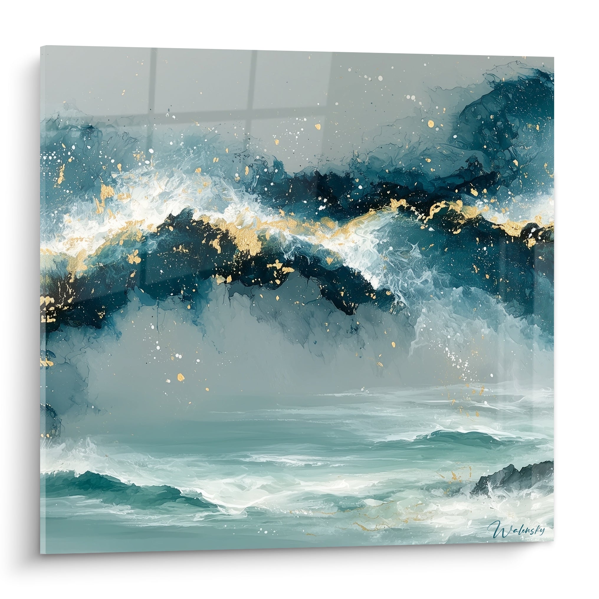 Vague bleu marine et turquoise éclaboussée d'or, mouvement ondulant sur fond gris clair