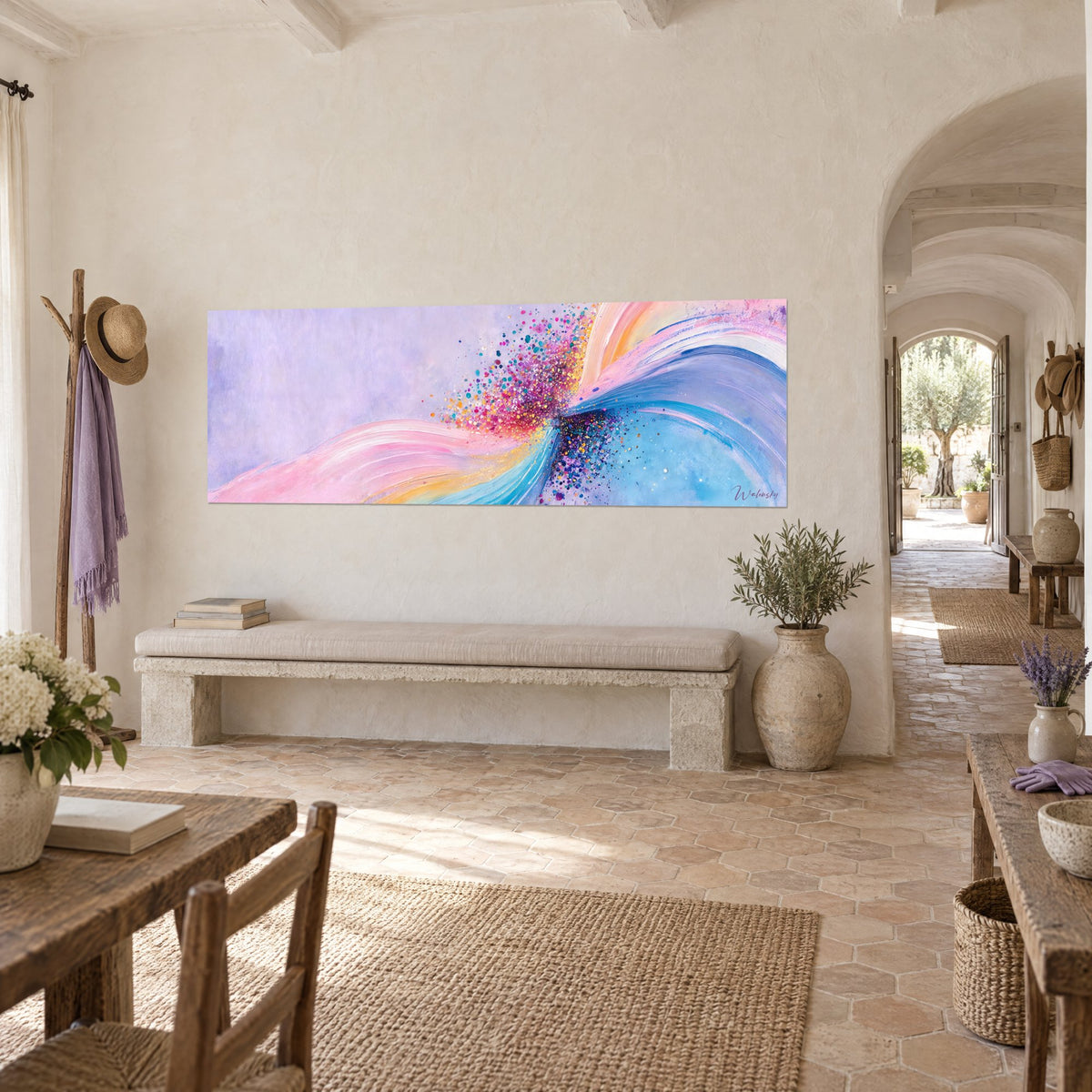 Tableau panoramique d'un tourbillon rose et bleu parsemé de paillettes, accroché au-dessus d'un banc de pierre dans un mas