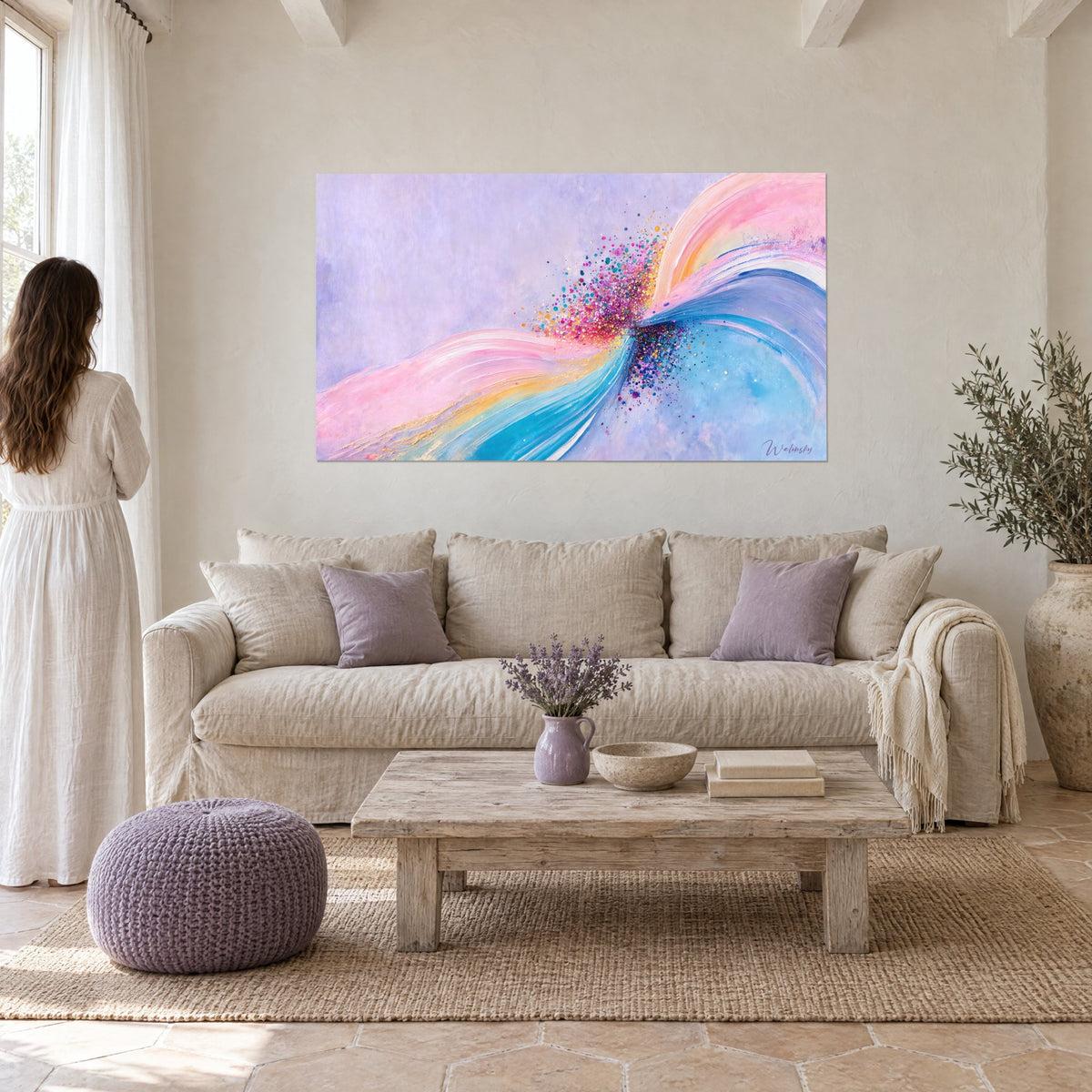 Tableau vague rose et bleue éclaboussée de paillettes dorées et violettes, au-dessus d'un canapé dans un salon lumineux