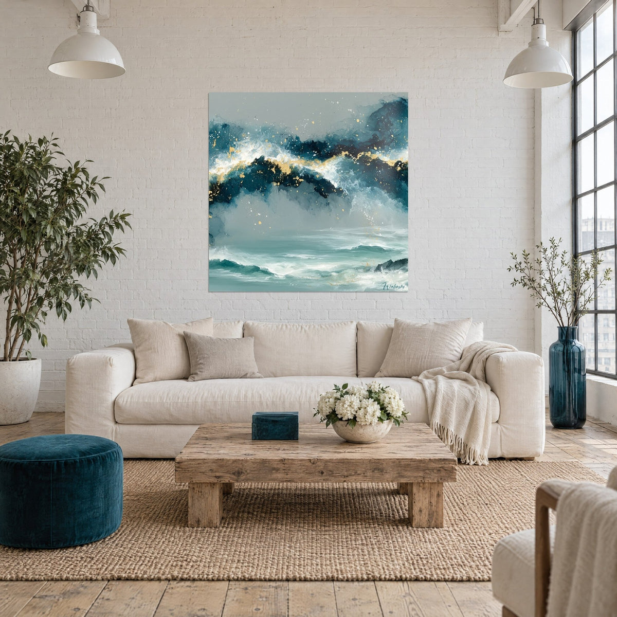 Tableau houle écumeuse bleu marine striée d'or, éclaboussures blanches sur fond gris, au-dessus d'un canapé dans un salon lumineux