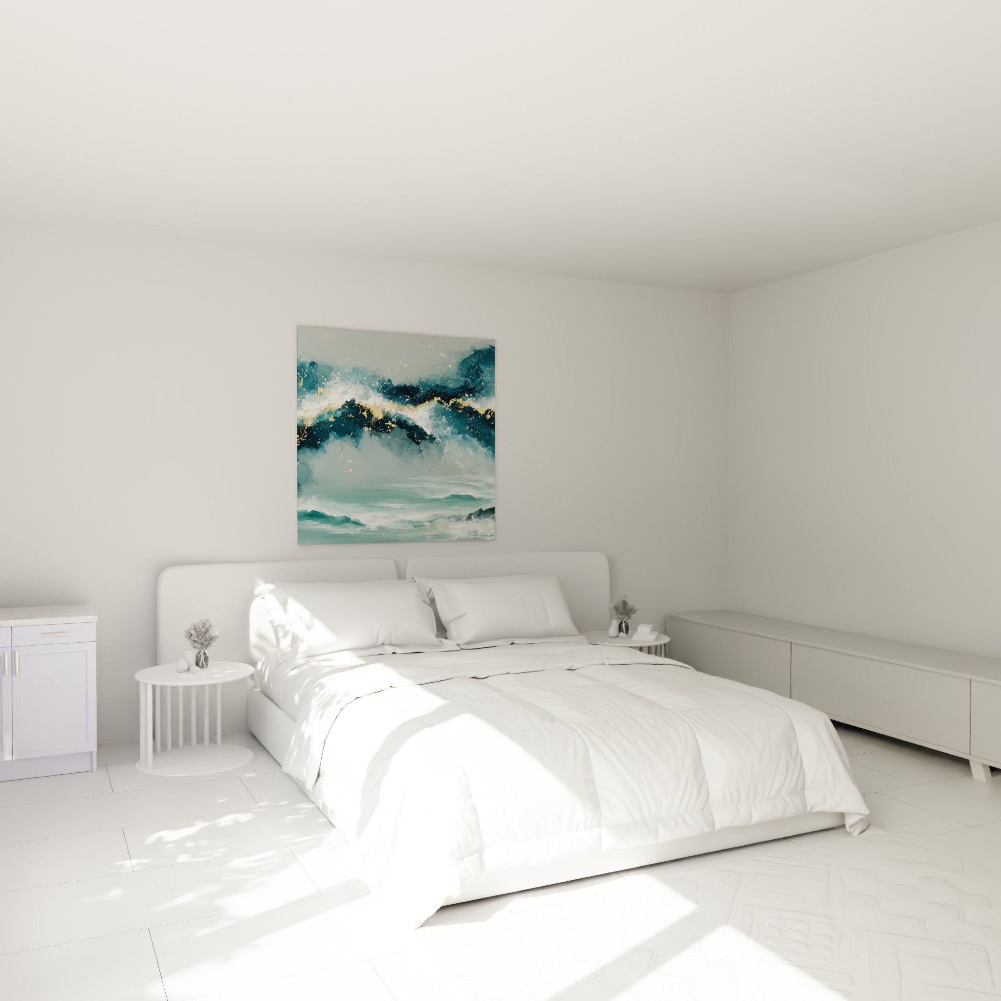 Vague bleu marine aux éclats dorés déployée au-dessus d'un lit dans une chambre claire