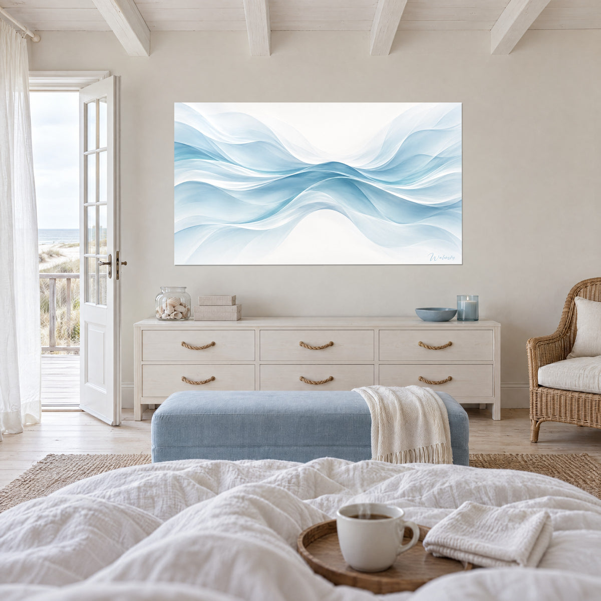 Gemälde mit Segelbewegung in Azurblau und schneeweiß, sanfter zentraler Knoten, über einem Bett in einem hellen Schlafzimmer