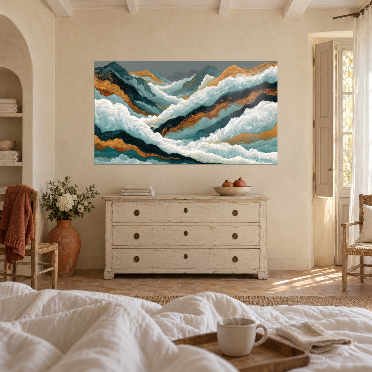 Schilderij van witte zeeschuimgolven en gouden aders onder een grijze lucht, tegenover een crème commode, boven een bed in een lichte slaapkamer