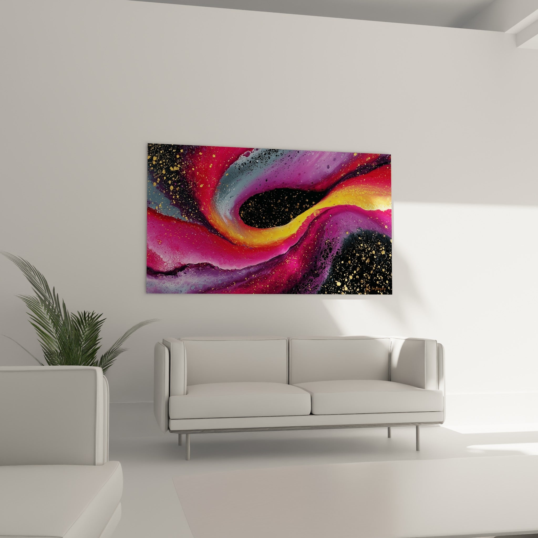 Vagues Abstrait Coloré violettes et orangées suspendues au-dessus d'un canapé dans un salon lumineux