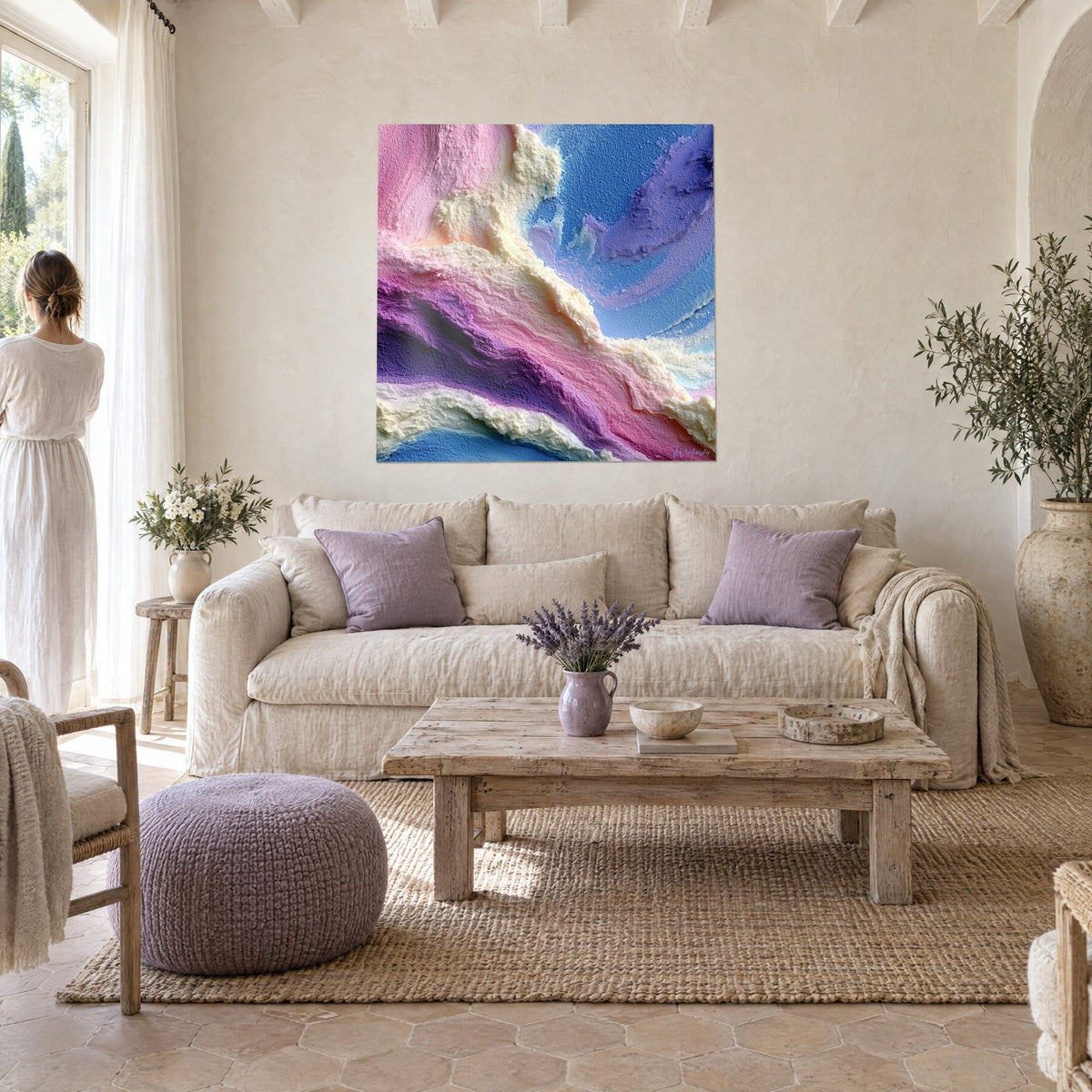 Gemälde mit cremigen rosa und blauen Pastellschlieren in Reliefoptik über einem Sofa in einem hellen Wohnzimmer