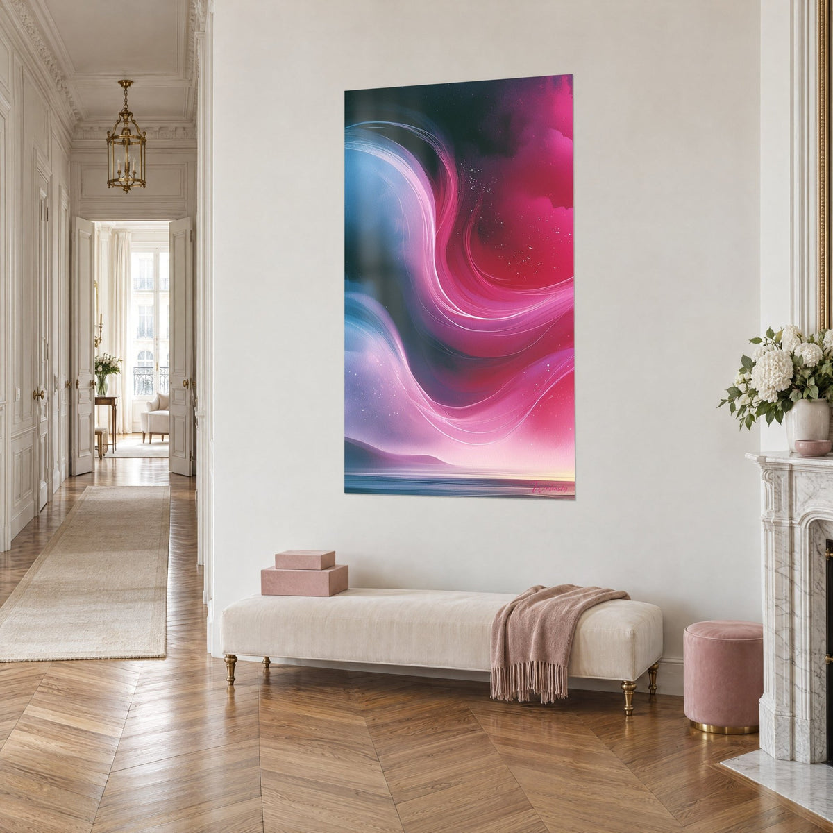 Tableau ruban de peinture magenta et bleu pétrole sur fond sombre piqueté d'étoiles, entrée haussmannienne en parquet à chevrons