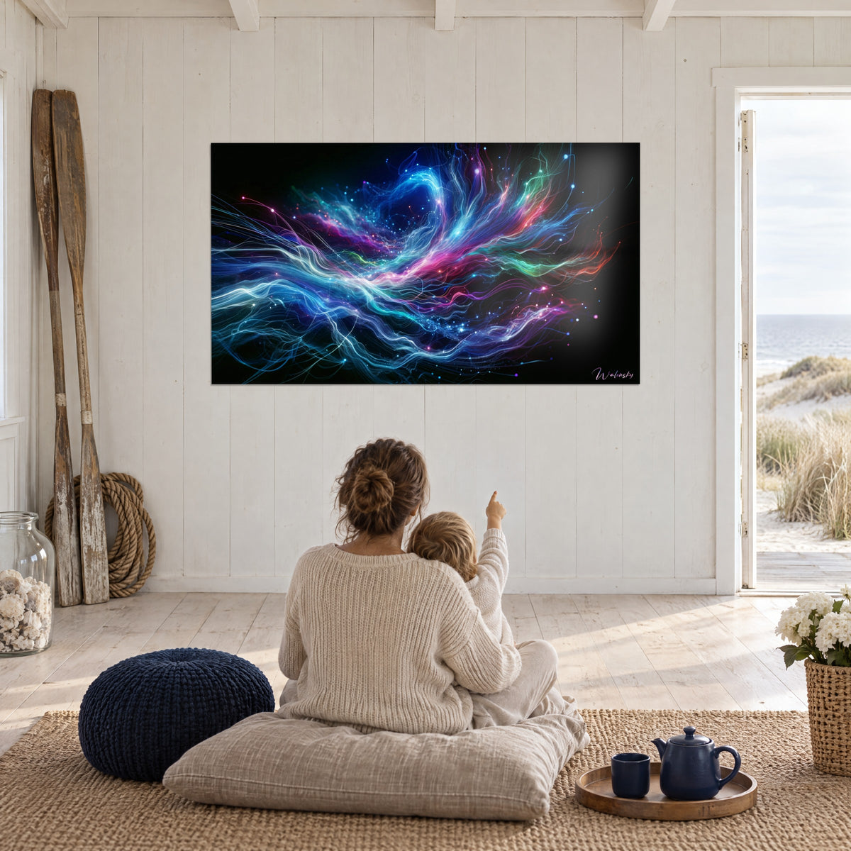 Quadro di costellazione di fili iridescenti, blu notte e verde menta, ammirato da una madre e dal suo bambino in salotto