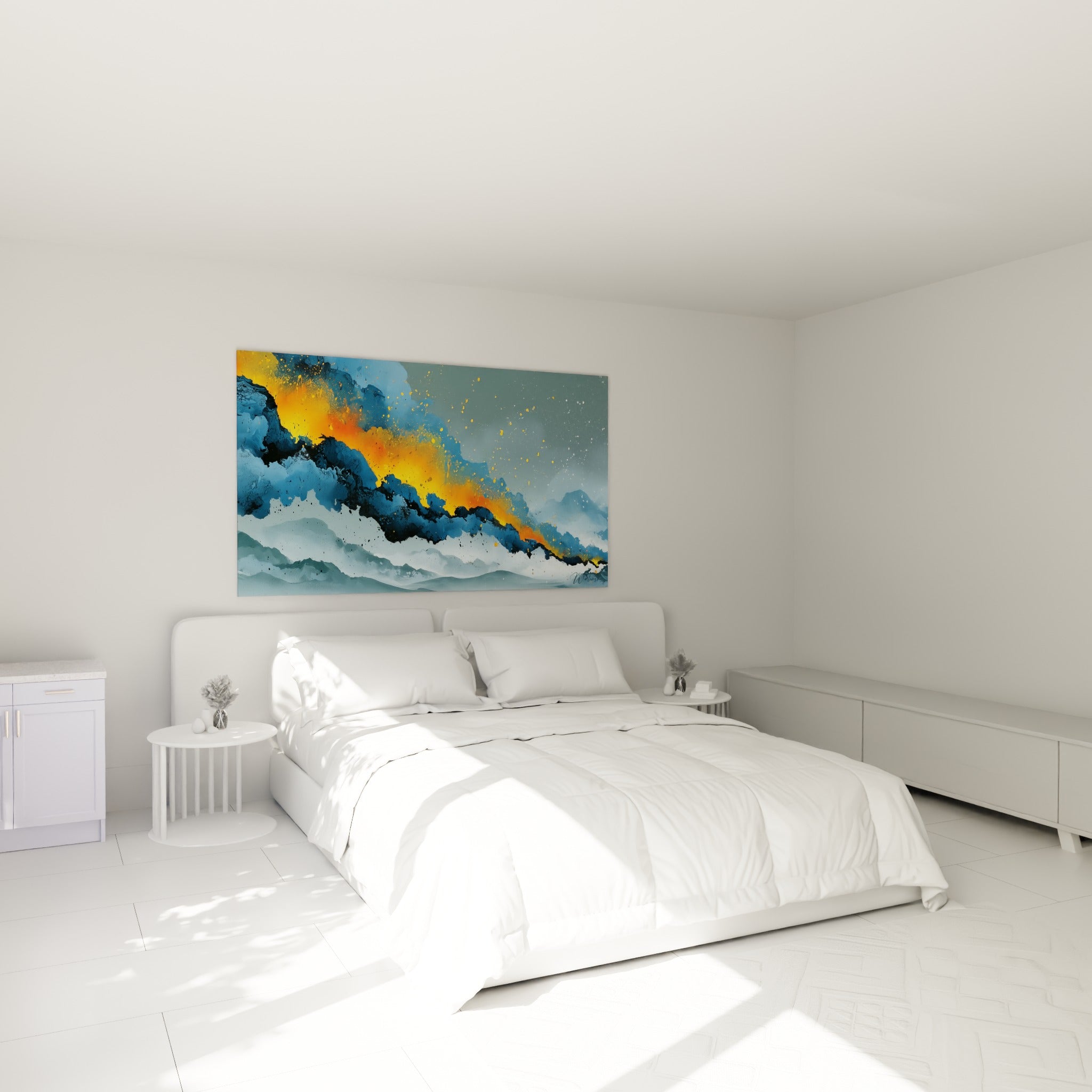 Vague sombre traversée d'éclats orangés et dorés, accrochée au-dessus d'un lit dans une chambre claire