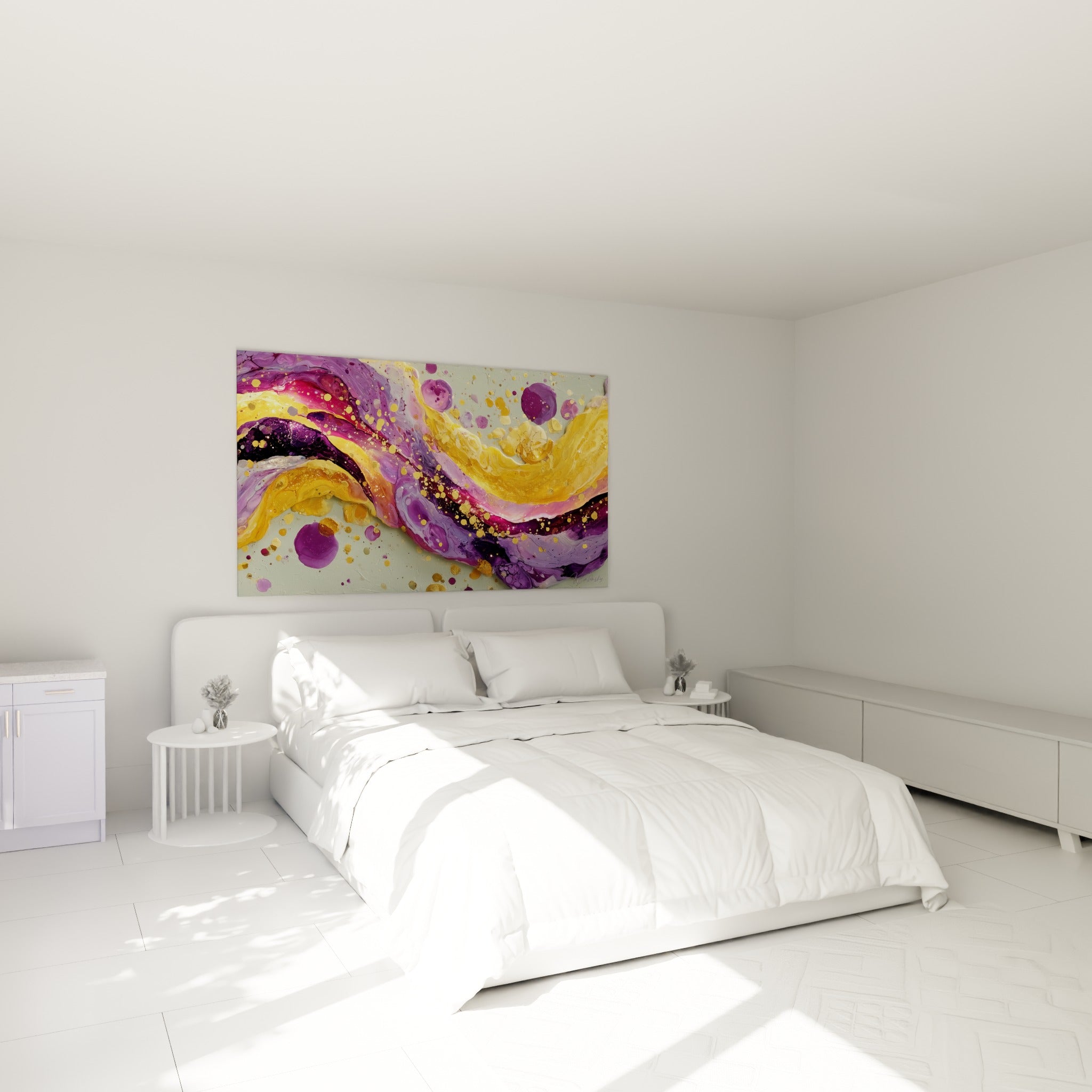 Vagues violettes et dorées entremêlées accrochées au-dessus d'un lit dans une chambre claire