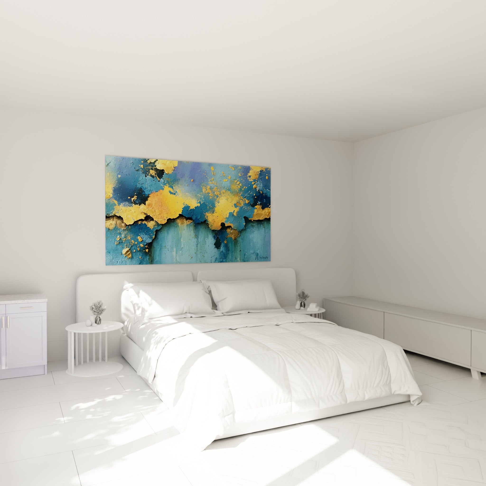 Faille dorée traverse un bleu marine intense, tableau accroché au-dessus d'un lit dans une chambre claire