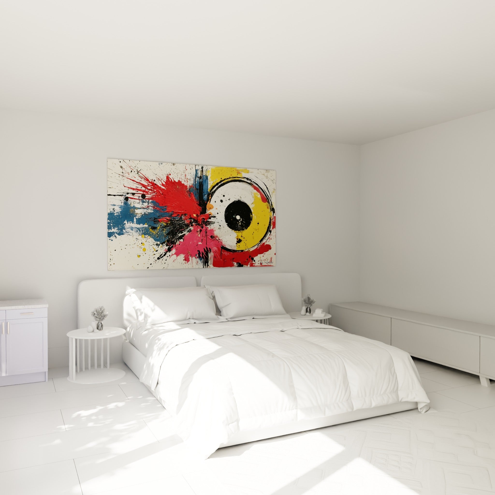 Disque noir et éclats rouge écarlate accrochés au-dessus d'un lit dans une chambre claire