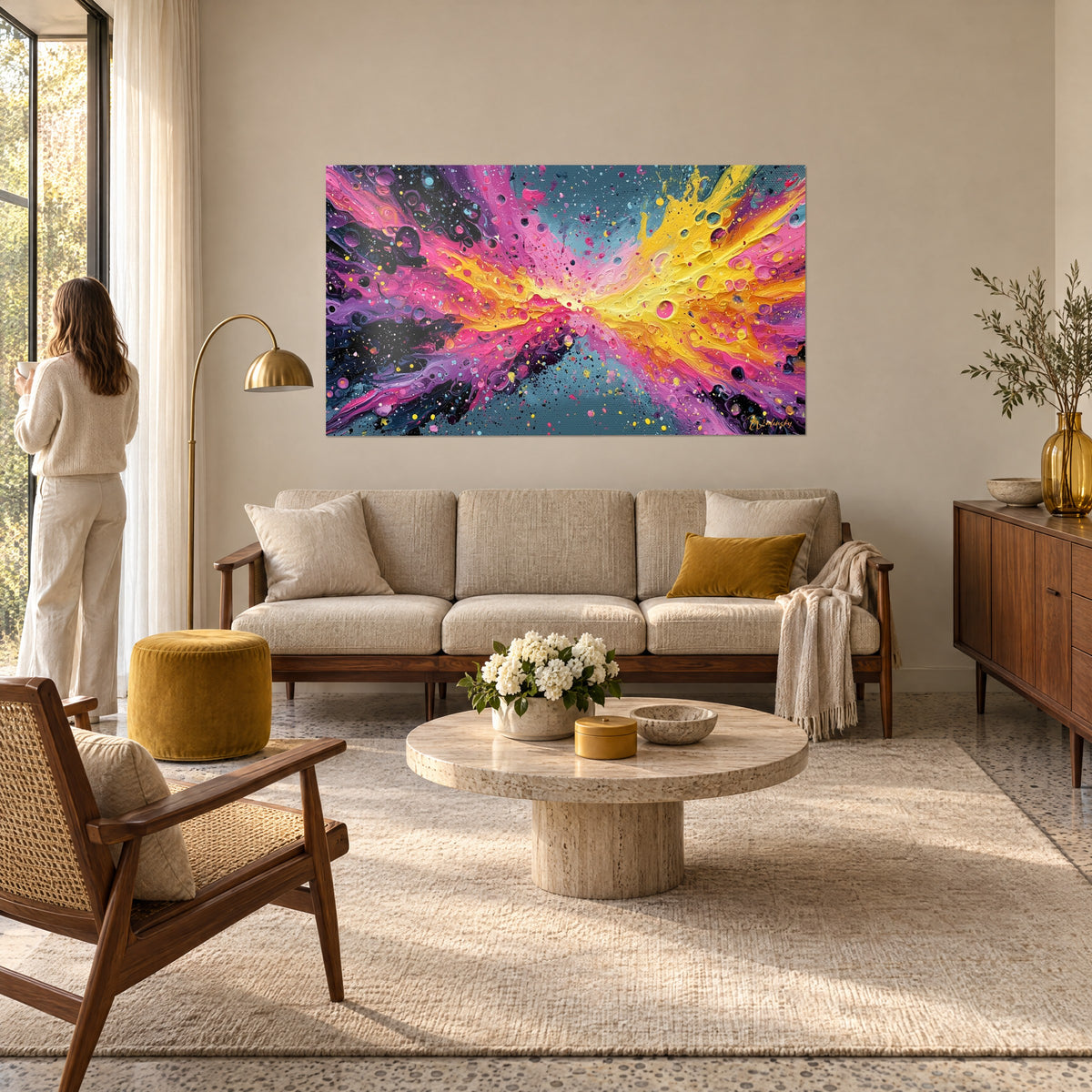 Gemälde leuchtender rosa-gelber Nebel, Zellbläschen und Sprenkel auf blaugrauem Grund, über einem Sofa in einem hellen Wohnzimmer