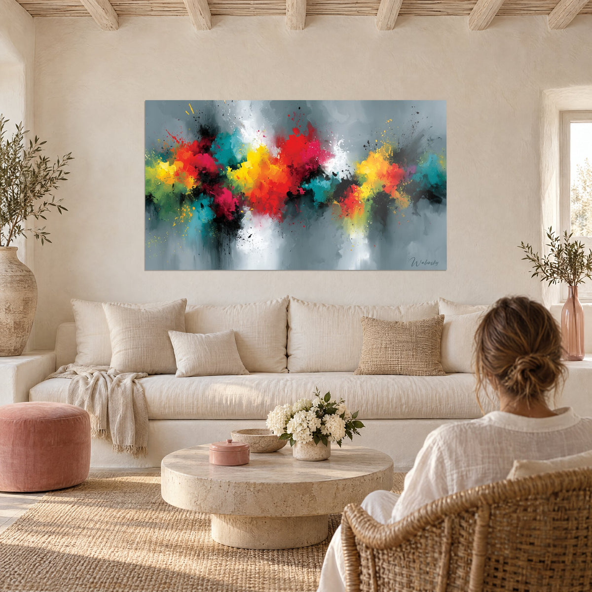 Gemälde Farbexplosion in Rot und Gelb auf grauem Grund, schwarze Spritzer, über einem Sofa in einem hellen Wohnzimmer