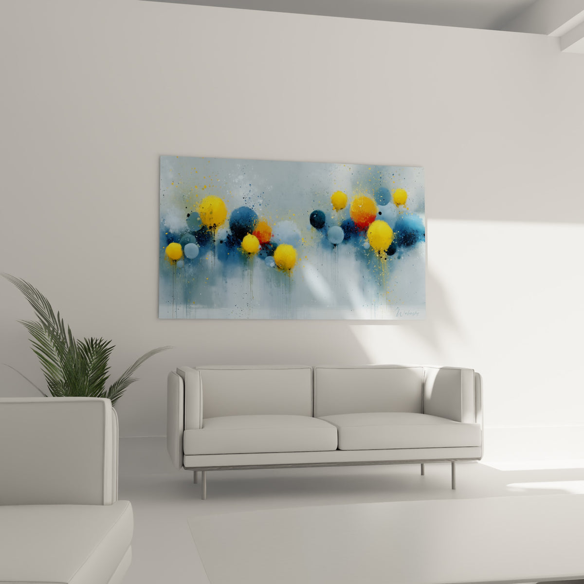 Cercles orange et bleu marine aux coulures fines, au-dessus d'un canapé dans un salon lumineux