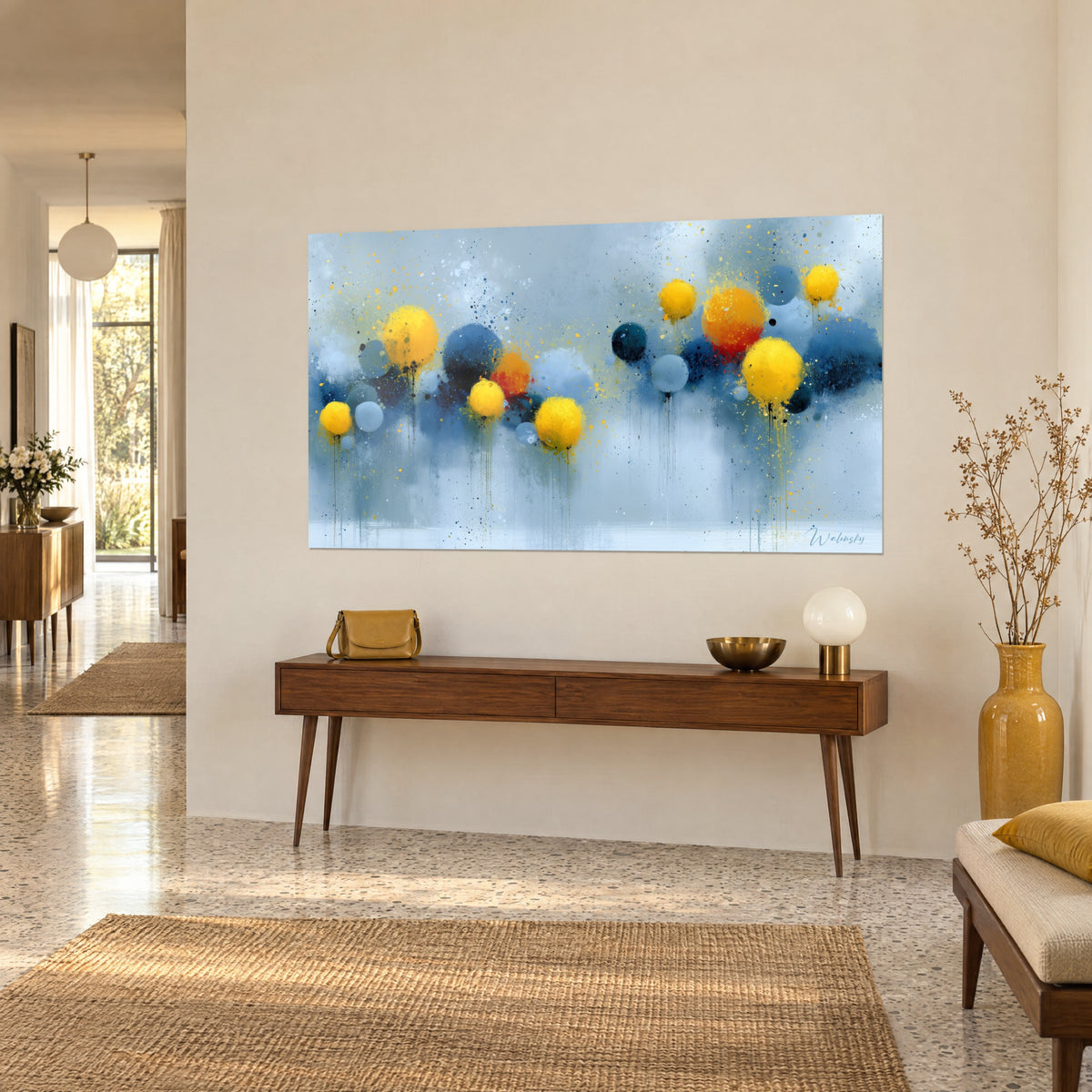 Tableau bulles suspendues orange et bleu marine, gouttes de peinture jaune, sur un mur beige près d'une console en bois
